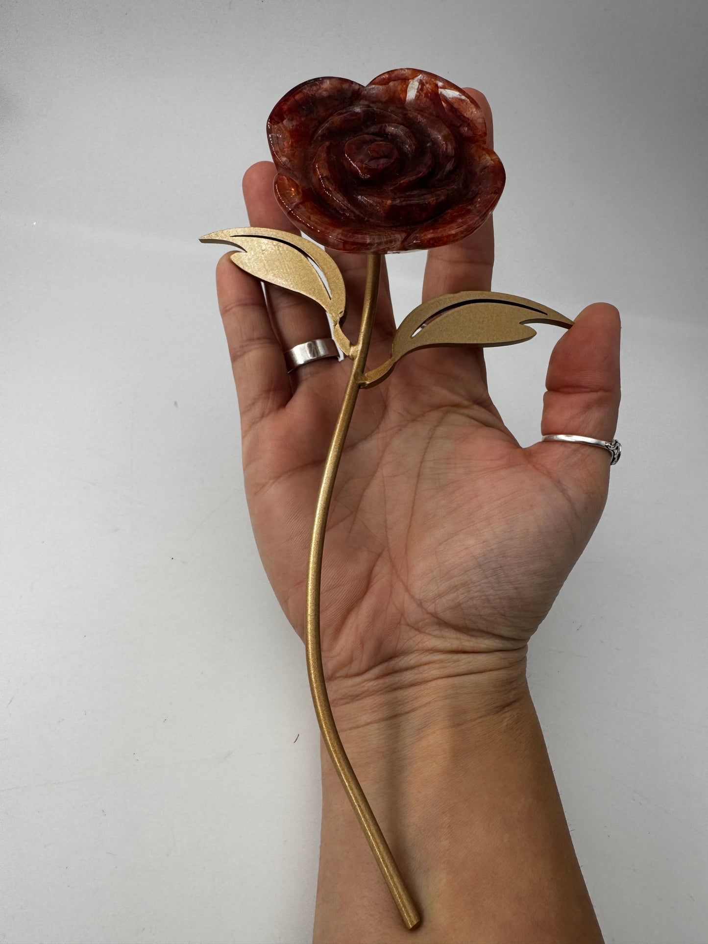 Feuerquarz Rose FRC42 – handgeschliffene Carving in Rosenform aus Quarz mit roten Hämatit-Einschlüssen, ca. 5,3×1,4 cm, auf Ständer, Gesamthöhe 18 cm.