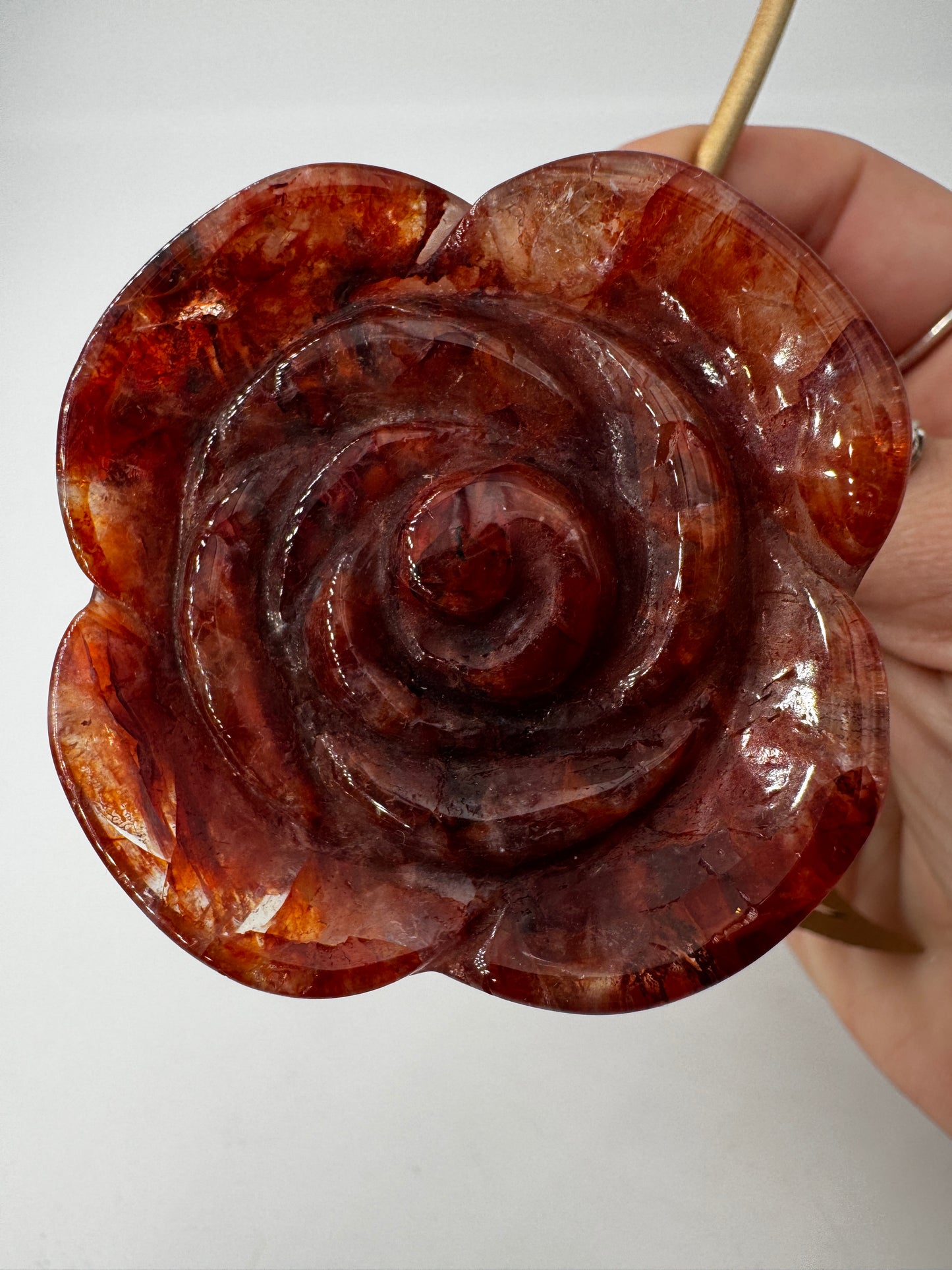 Feuerquarz Rose FRC42 – handgeschliffene Carving in Rosenform aus Quarz mit roten Hämatit-Einschlüssen, ca. 5,3×1,4 cm, auf Ständer, Gesamthöhe 18 cm.