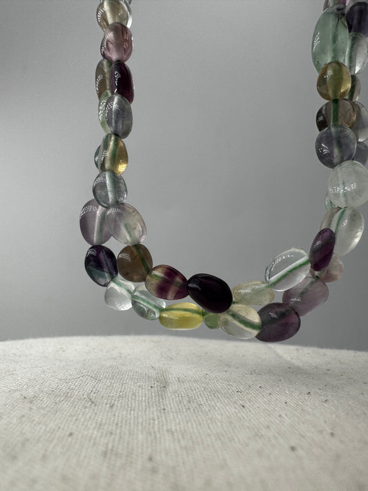 Fluorit-Kette mit violett-grünem Stein und natürlicher Maserung.