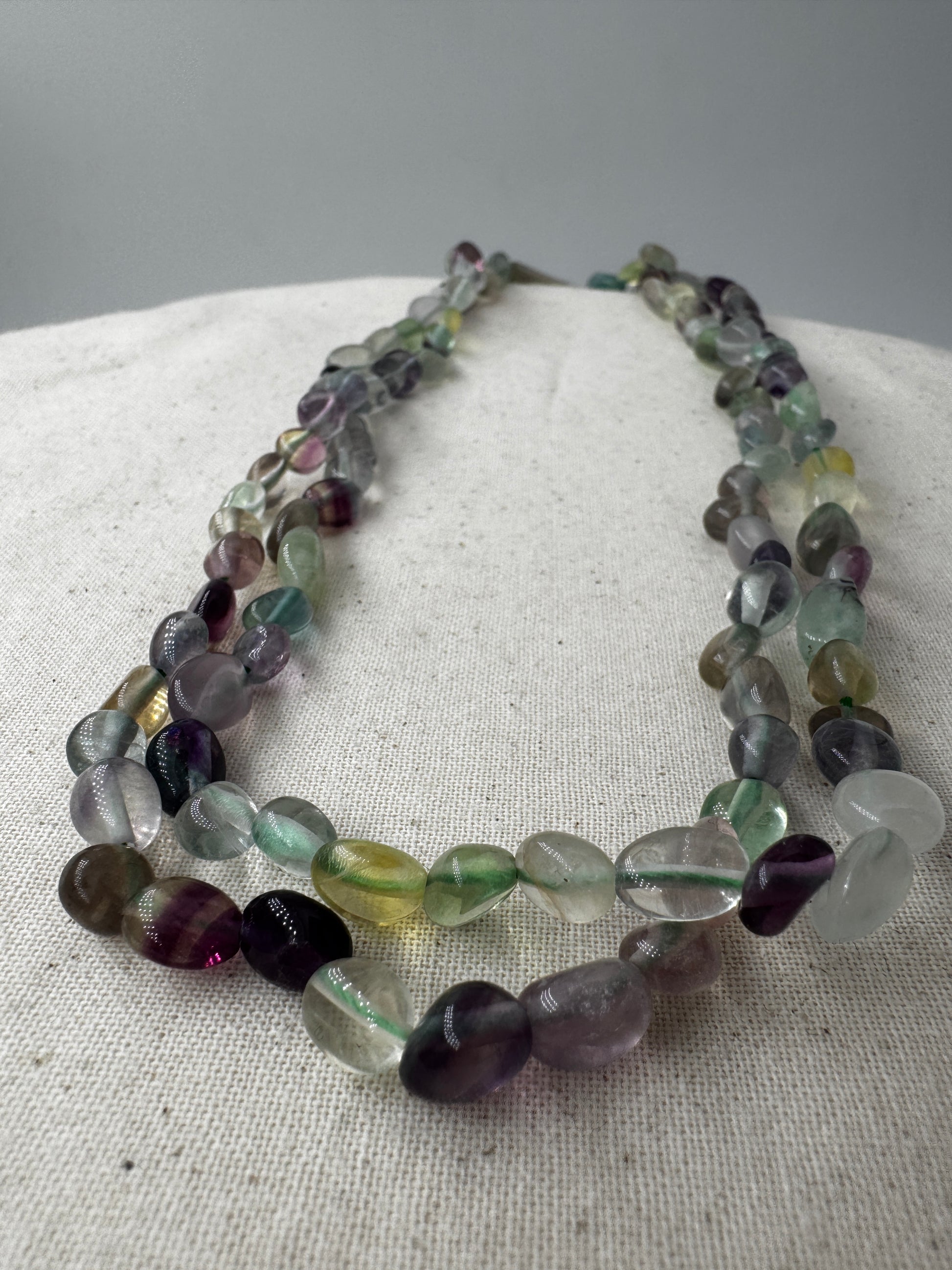 Fluorit-Kette mit violett-grünem Stein und natürlicher Maserung.