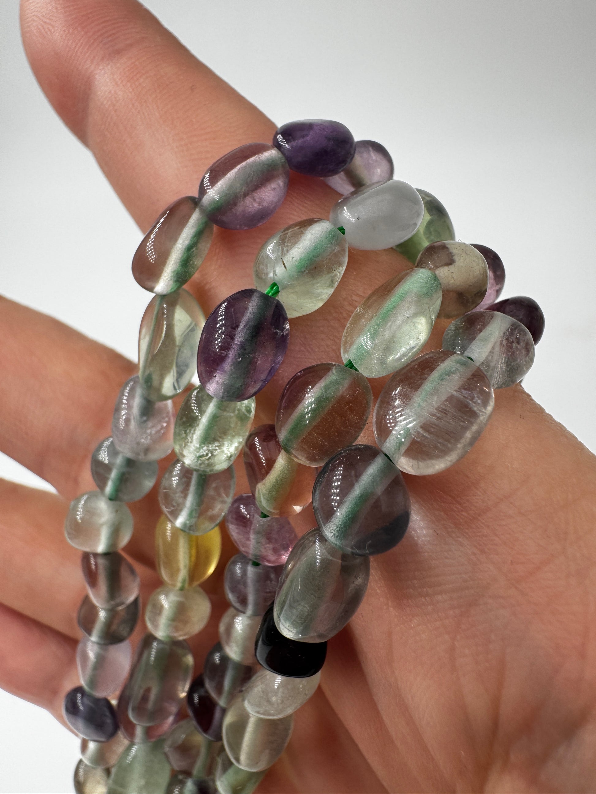 Fluorit-Kette mit violett-grünem Stein und natürlicher Maserung.