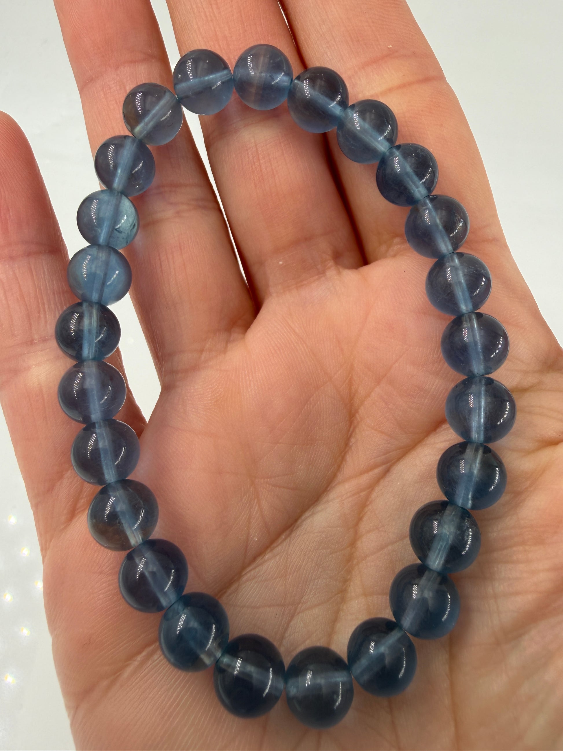 Kugelarmband aus naturblauem Fluorit, polierte Perlen mit charakteristischer Farbzonierung und hoher Transluzenz.