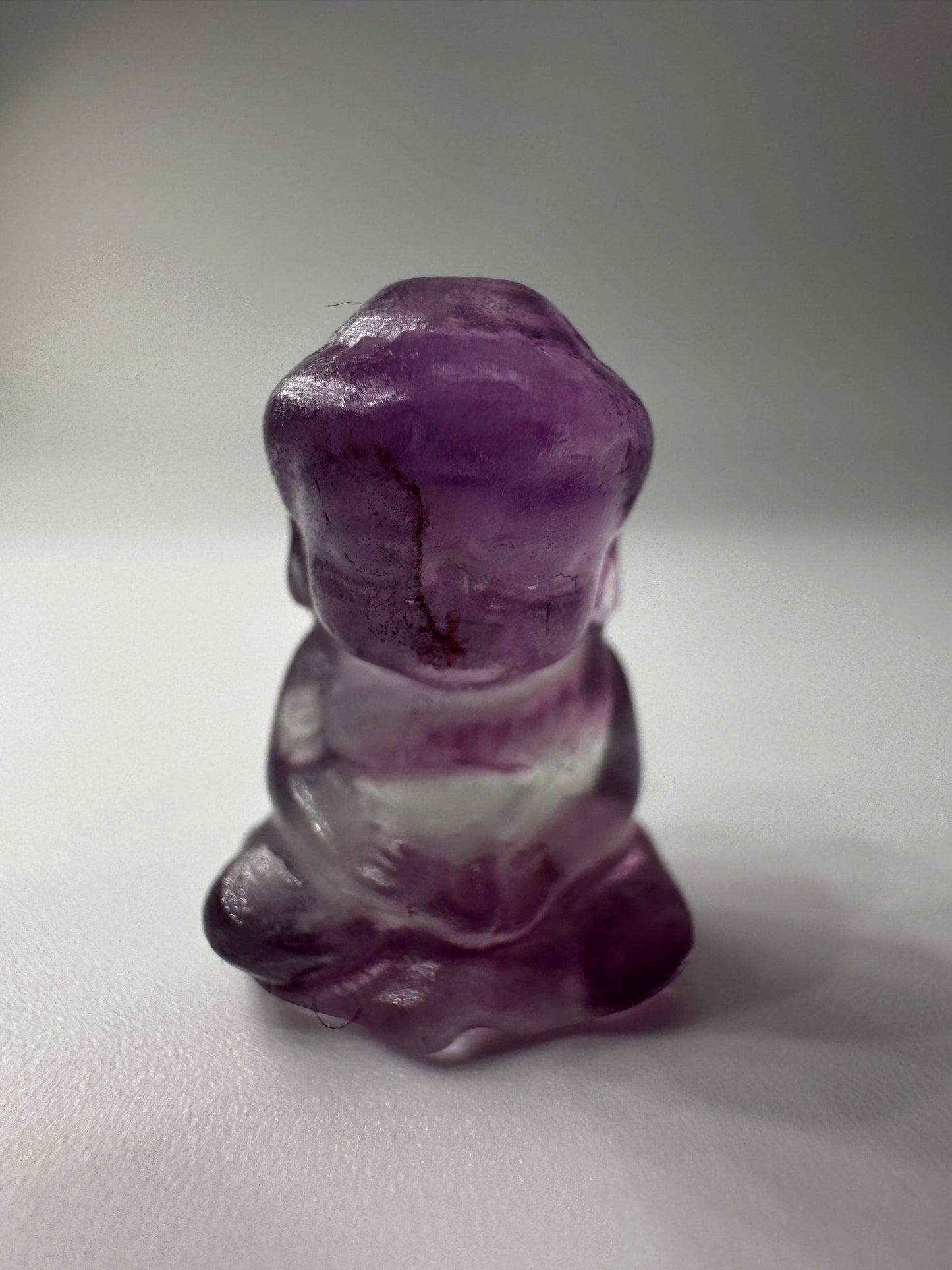 Miniatur-Buddha aus Fluorit FB3 mit glasartigem Glanz, erhältlich in Rosa, Lila, Lila-Blau und Gelb-Lila.