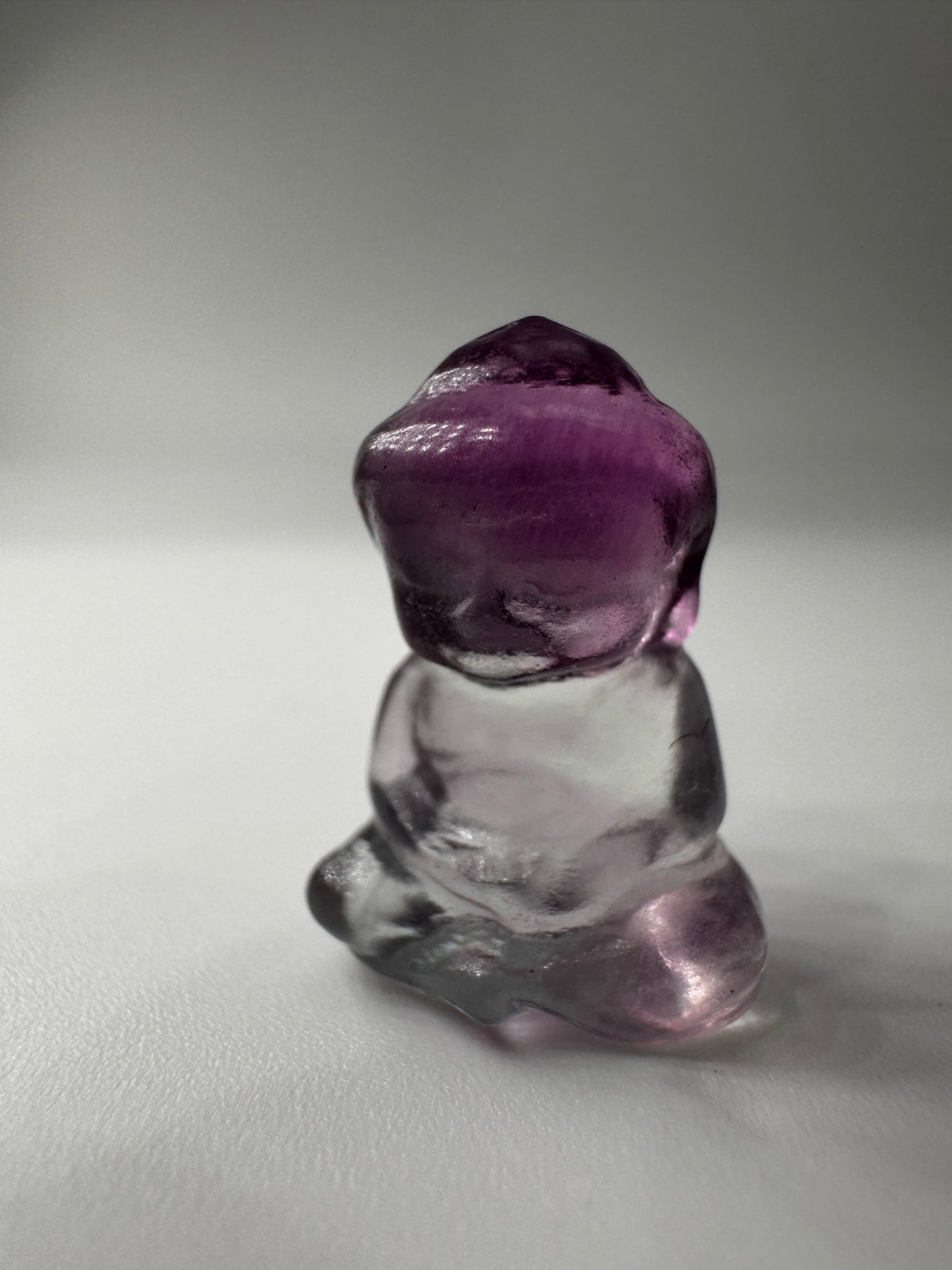 Miniatur-Buddha aus Fluorit FB3 mit glasartigem Glanz, erhältlich in Rosa, Lila, Lila-Blau und Gelb-Lila.