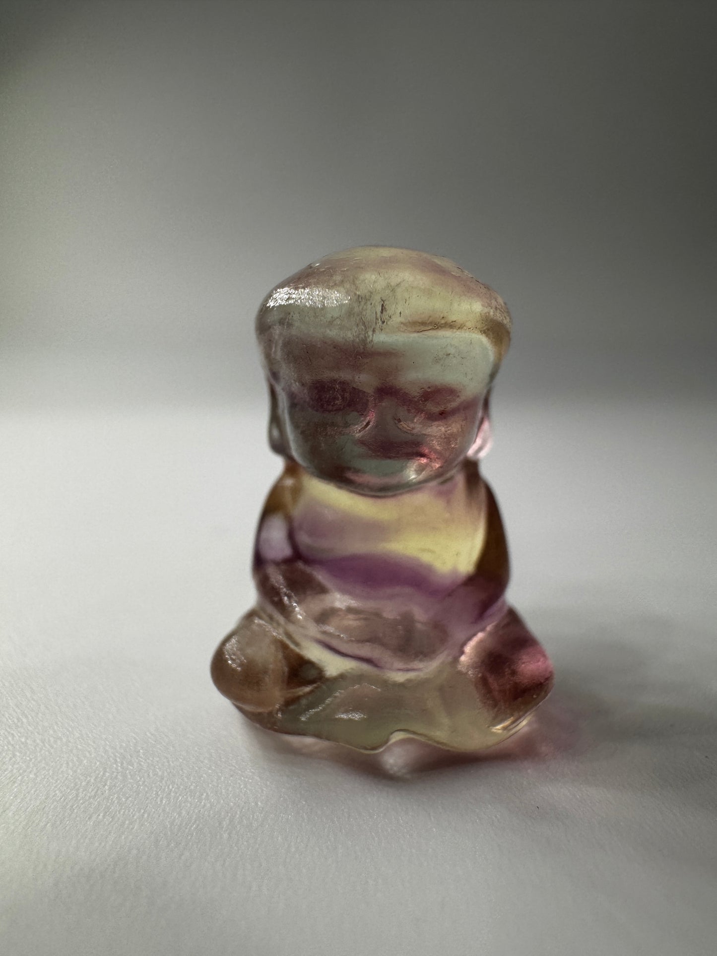 Miniatur-Buddha aus Fluorit FB3 mit glasartigem Glanz, erhältlich in Rosa, Lila, Lila-Blau und Gelb-Lila.