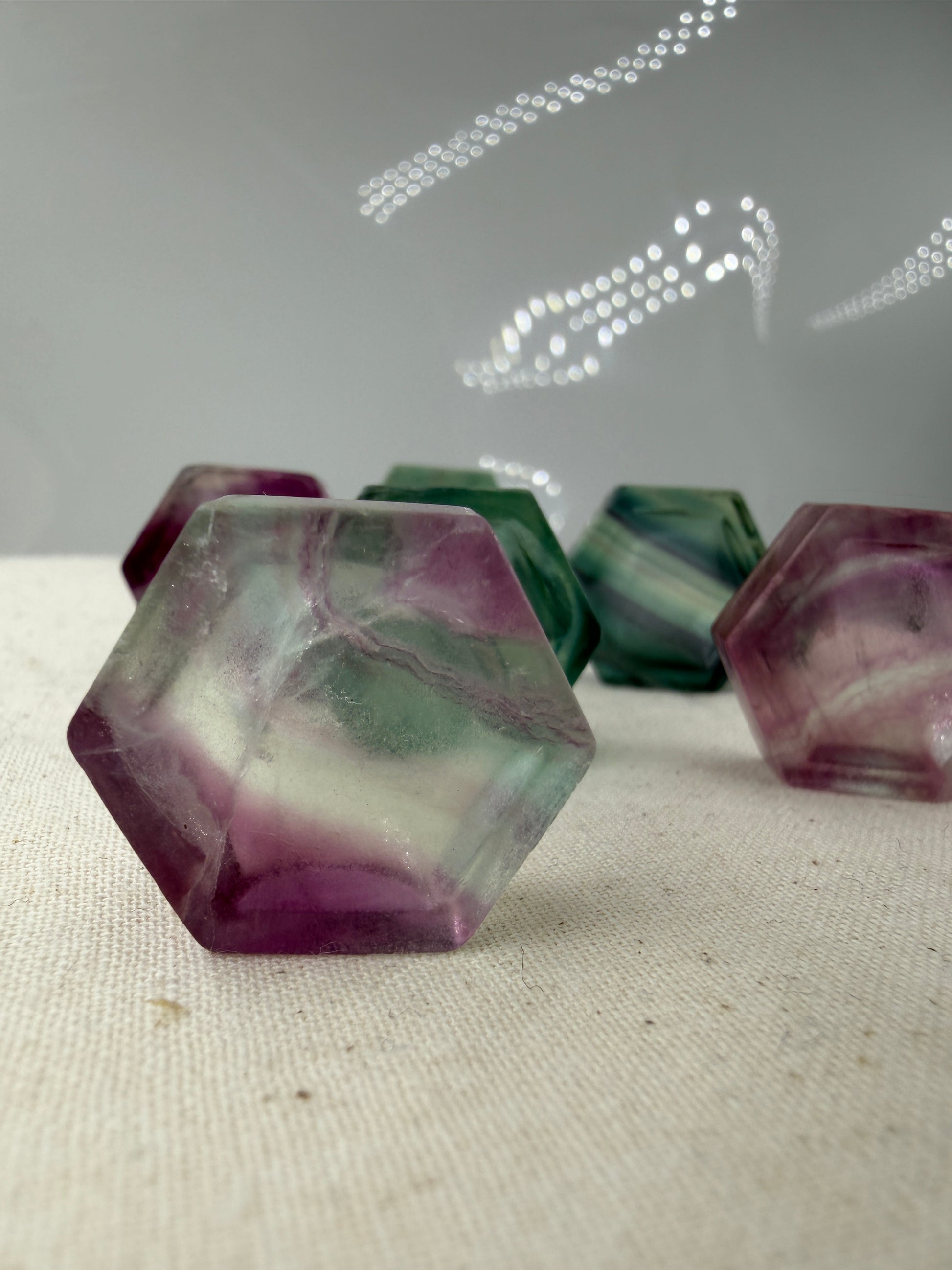 Fluorit Hexagon Minischale mit zonarer Farbgebung in Grün und Violett.