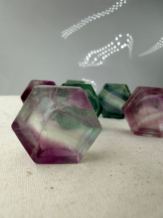 Fluorit Hexagon Minischale mit zonarer Farbgebung in Grün und Violett.