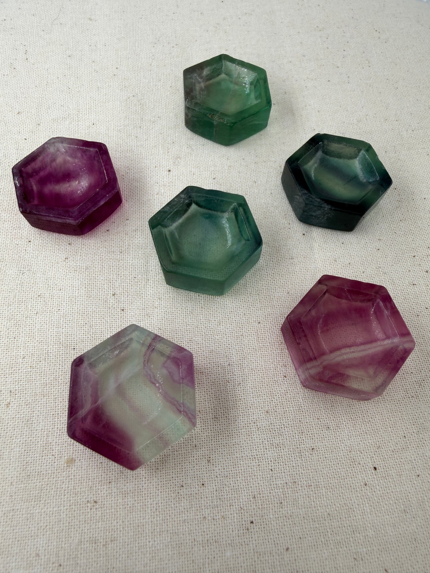Fluorit Hexagon Minischale mit zonarer Farbgebung in Grün und Violett.
