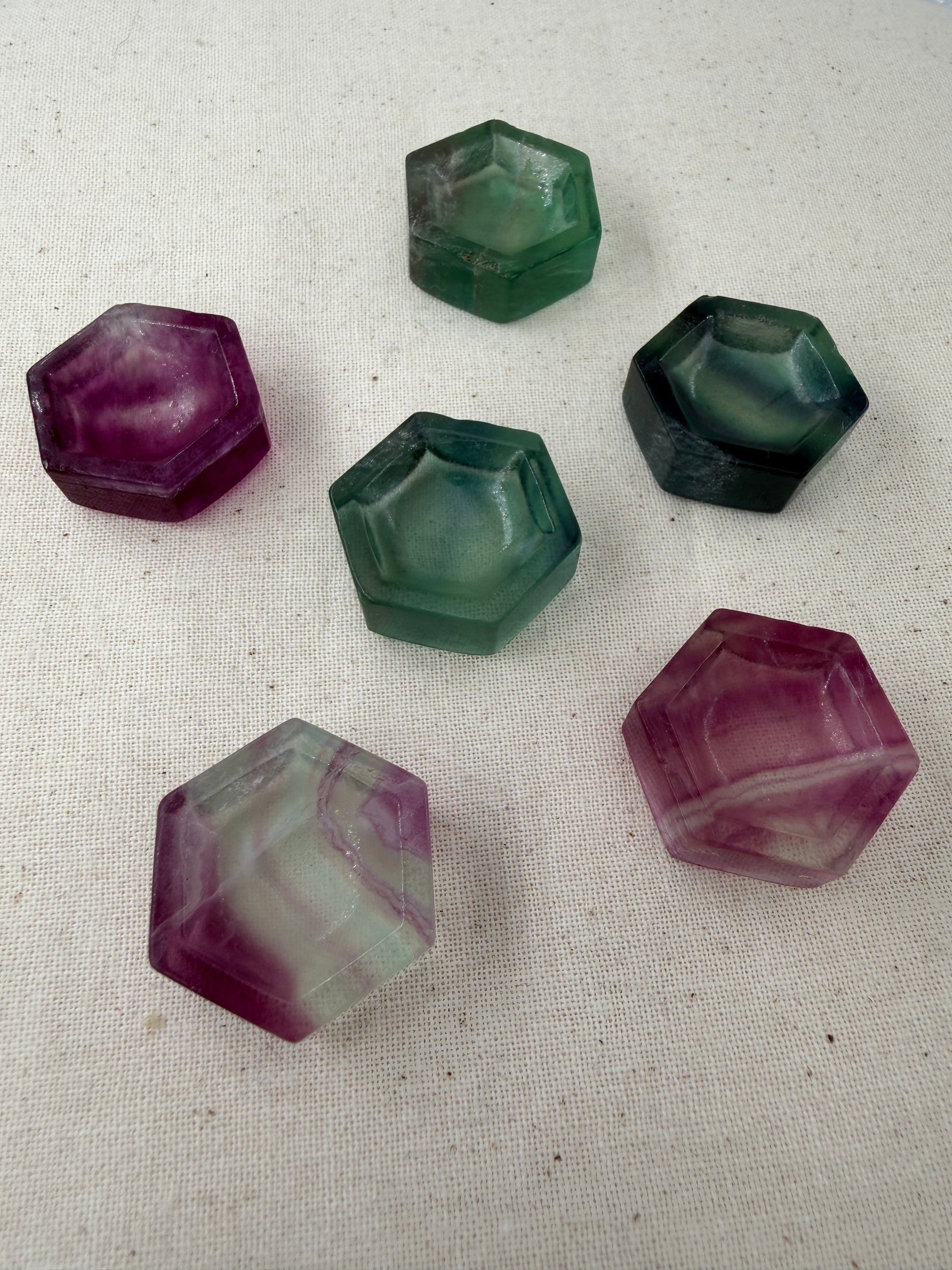 Fluorit Hexagon Minischale mit zonarer Farbgebung in Grün und Violett.