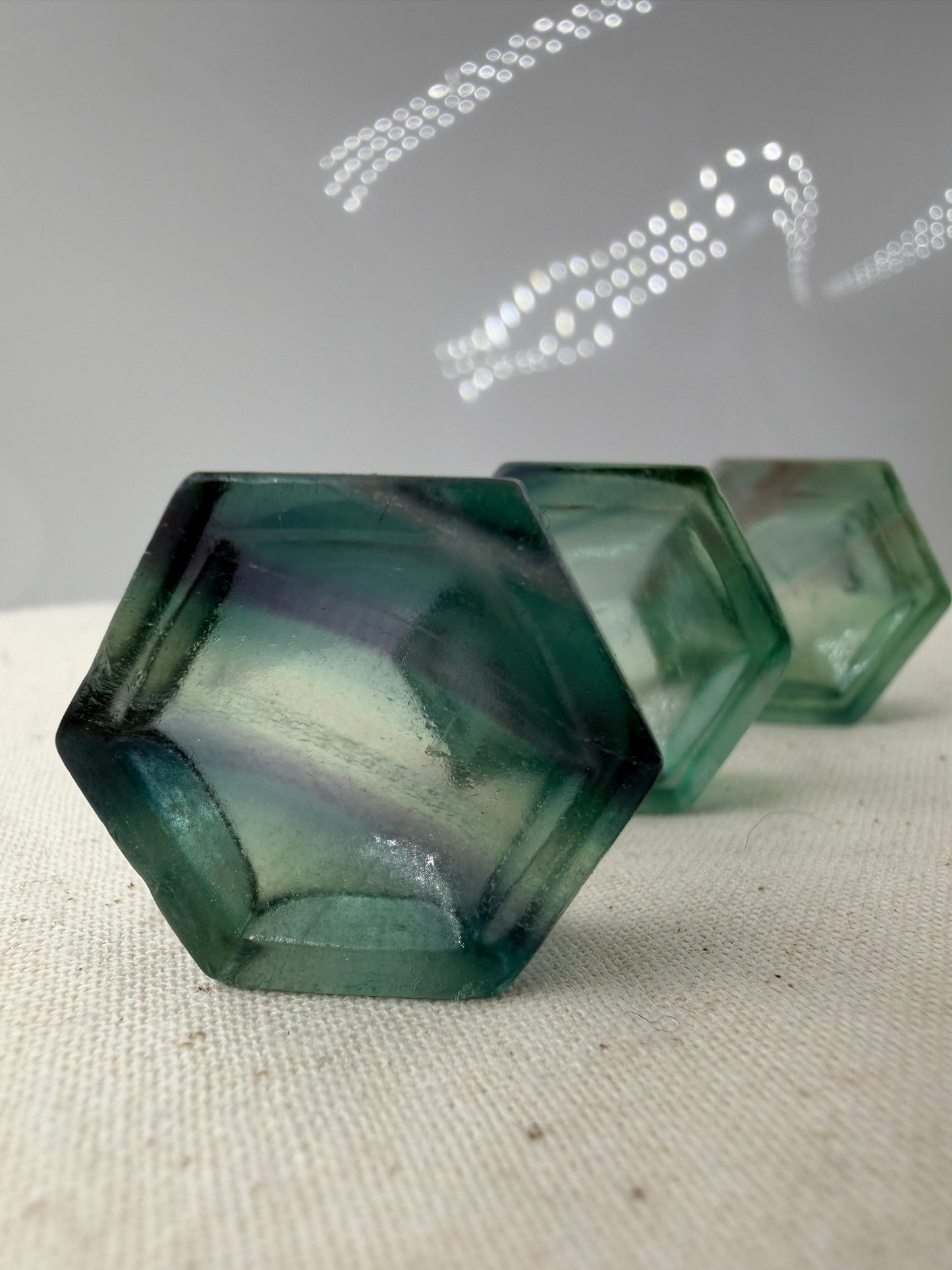 Fluorit Hexagon Minischale mit zonarer Farbgebung in Grün.