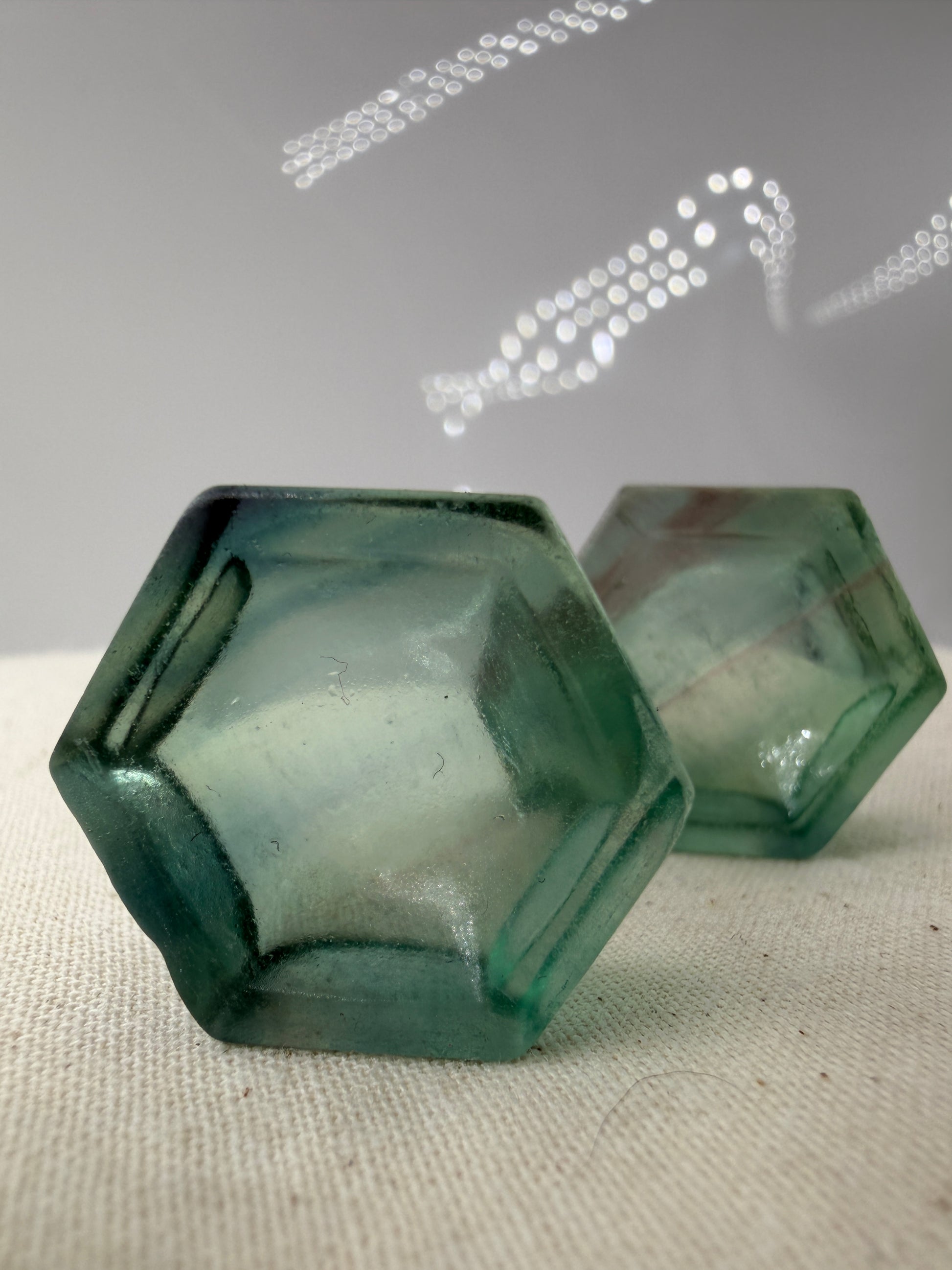 Fluorit Hexagon Minischale mit zonarer Farbgebung in Grün.
