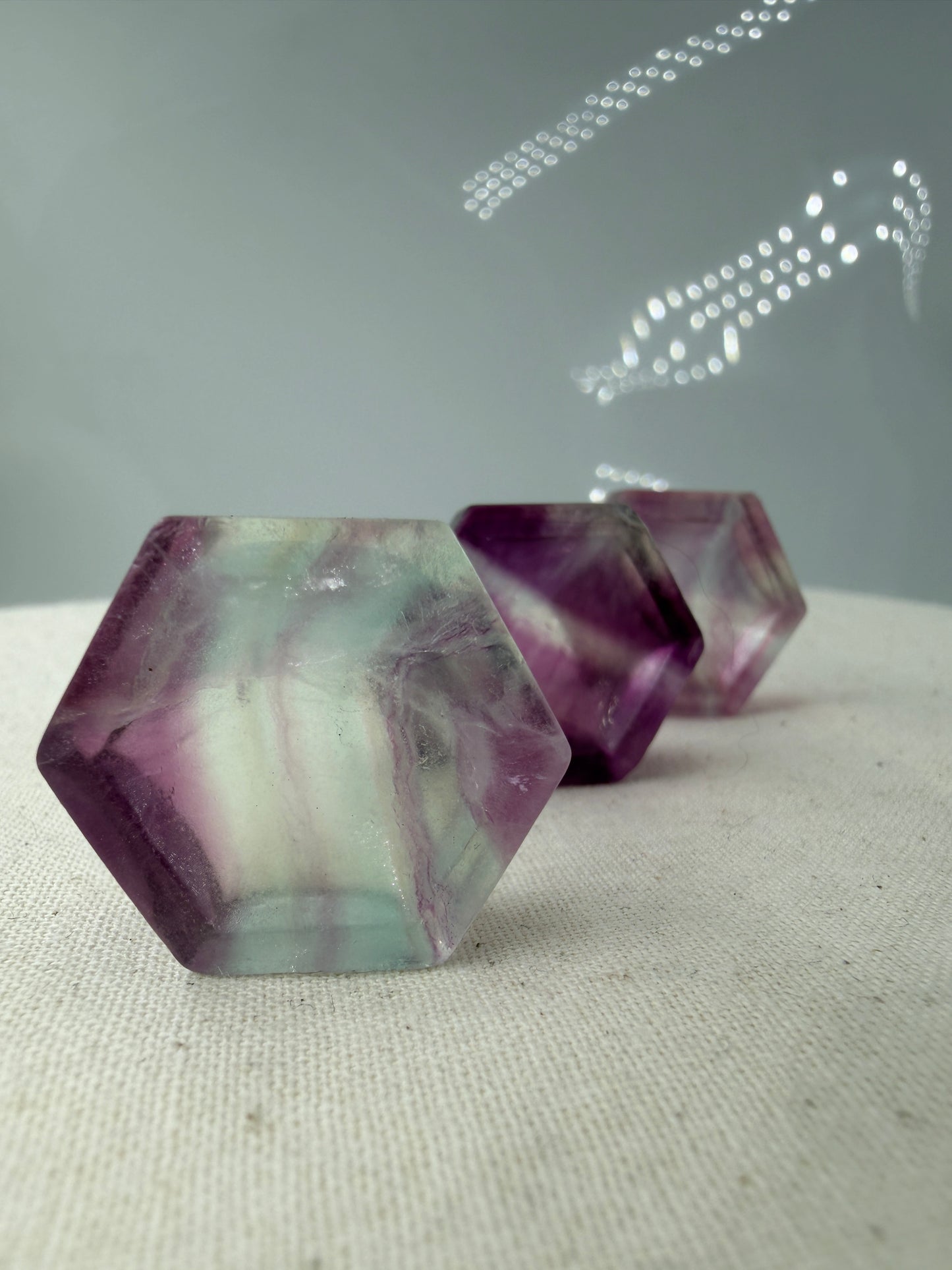 Fluorit Hexagon Minischale mit zonarer Farbgebung in Grün und Violett.