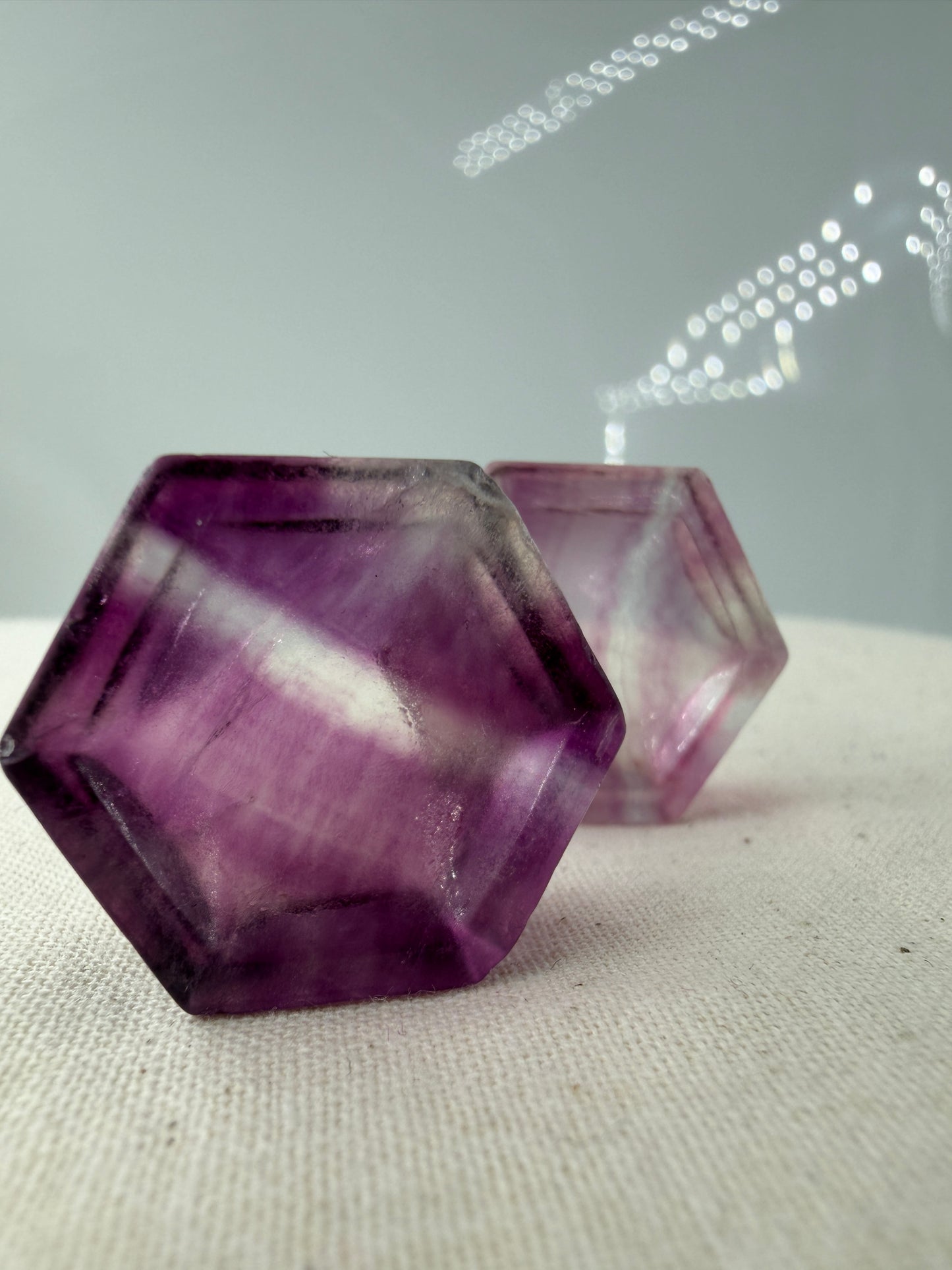 Fluorit Hexagon Minischale mit zonarer Farbgebung in Violett.