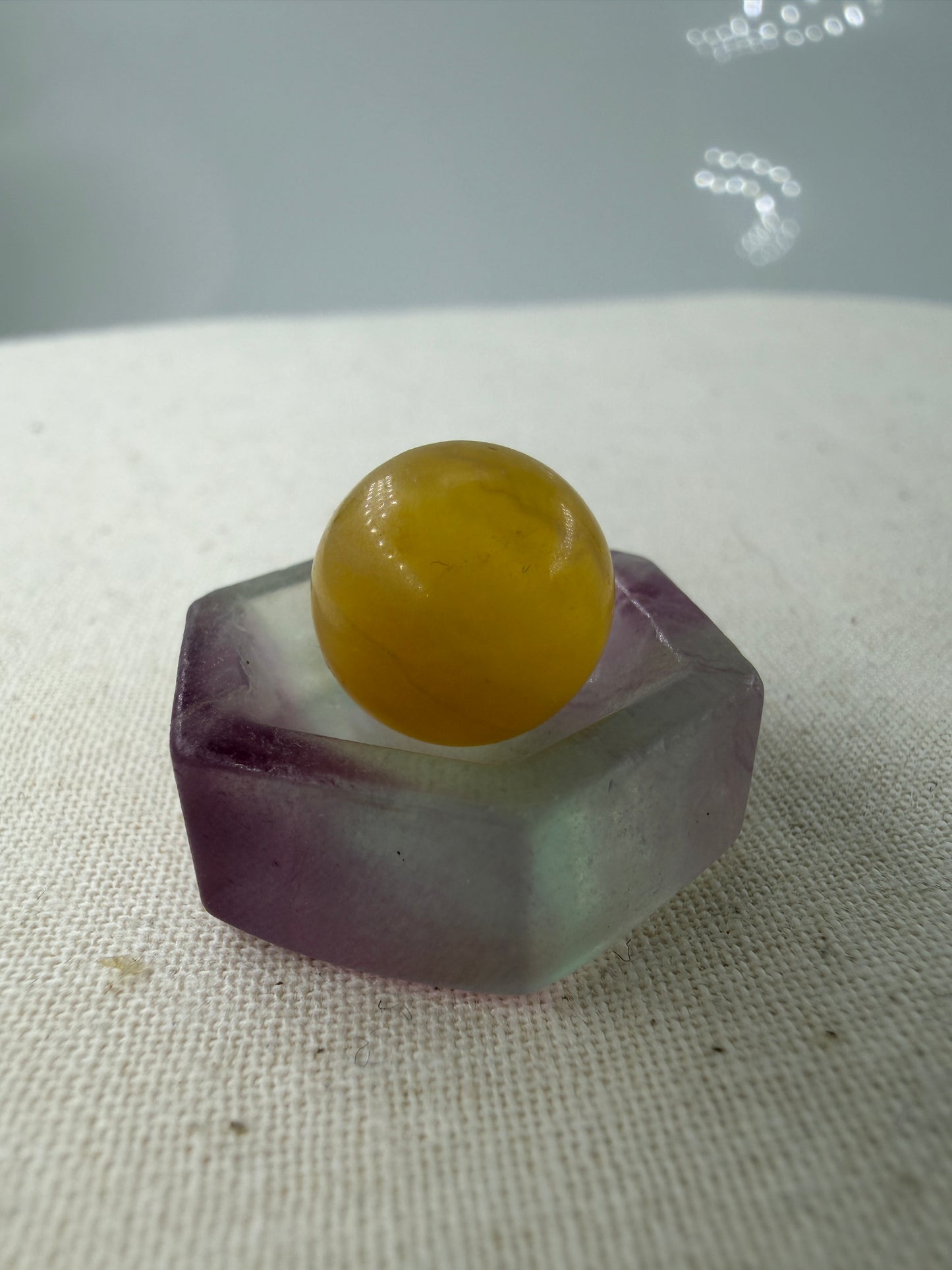 Fluorit Hexagon Minischale mit zonarer Farbgebung mit einer Minikugel.