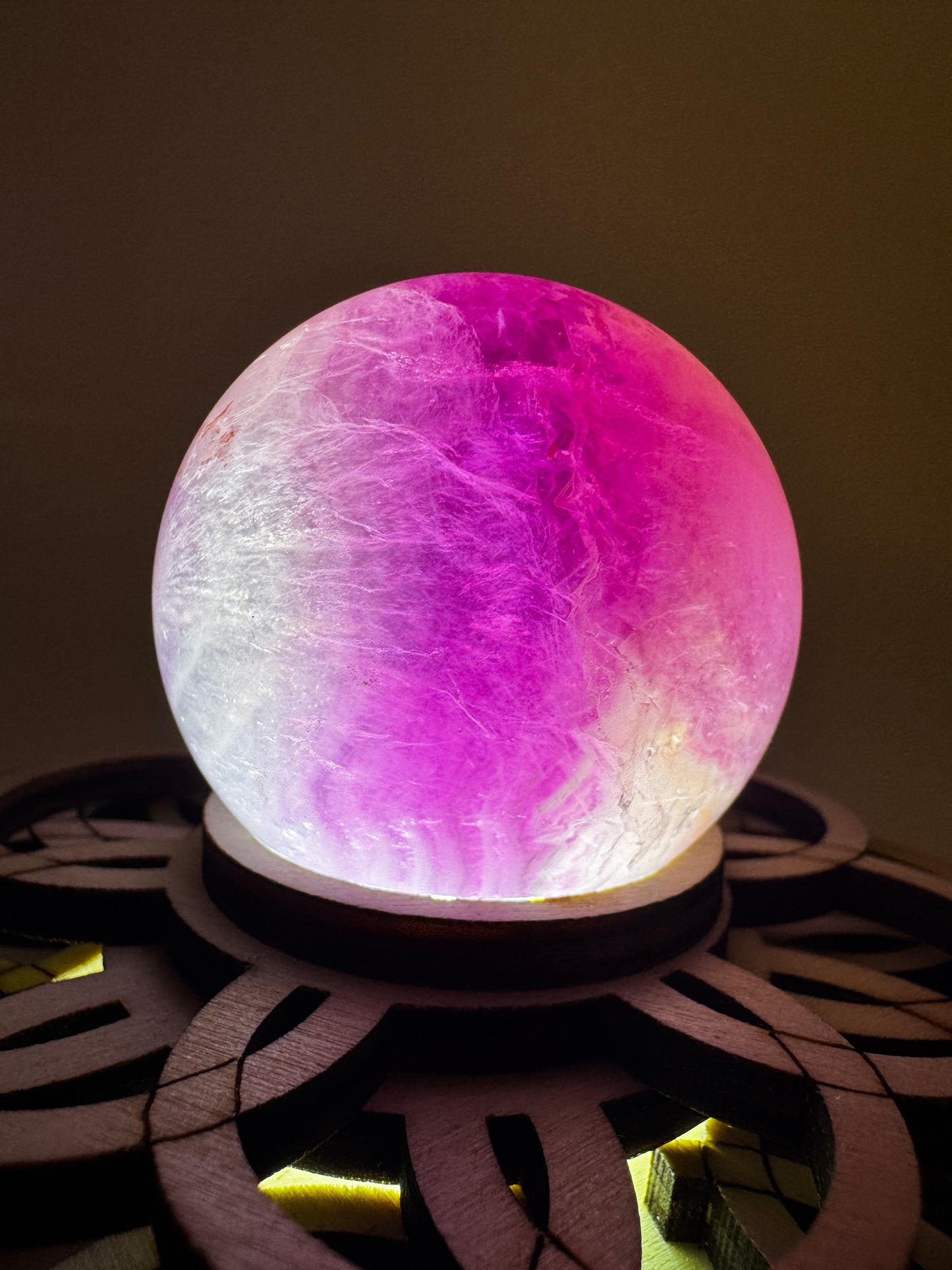 Eine rosa-pinke Fluorit-Kugel mit 4,6 cm Durchmesser und feinen Farbverläufen in der charakteristischen Hochglanzpolitur.
