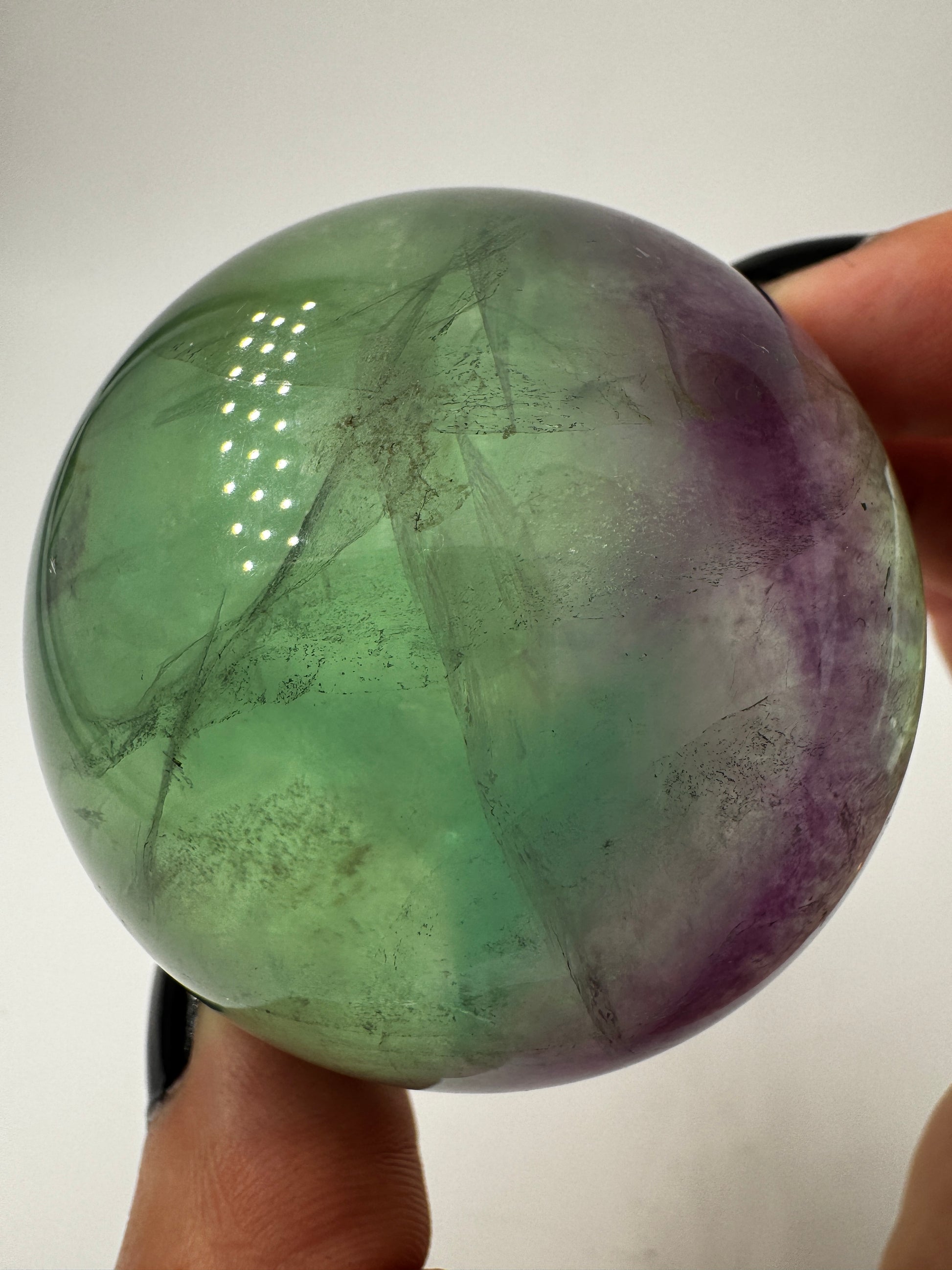 Fluorit-Kugel mit natürlichem Farbverlauf von Smaragdgrün zu Lavendel-Rosa.