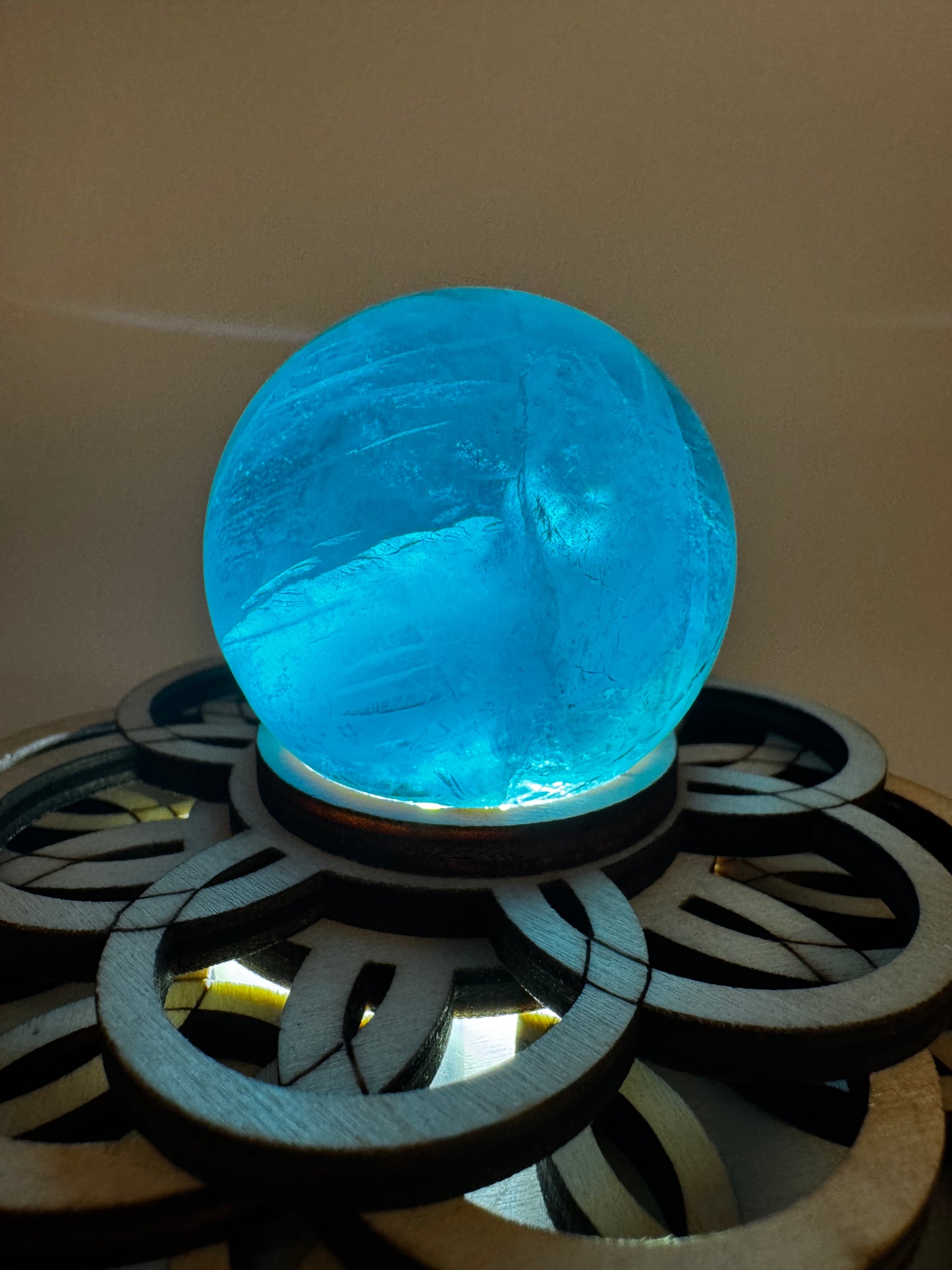 Eine perfekt polierte Kugel aus blauem Fluorit mit faszinierenden Farbzonen.