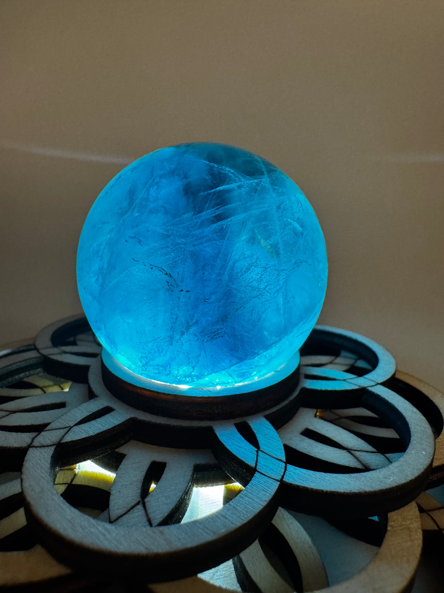 Eine perfekt polierte Kugel aus blauem Fluorit mit faszinierenden Farbzonen.