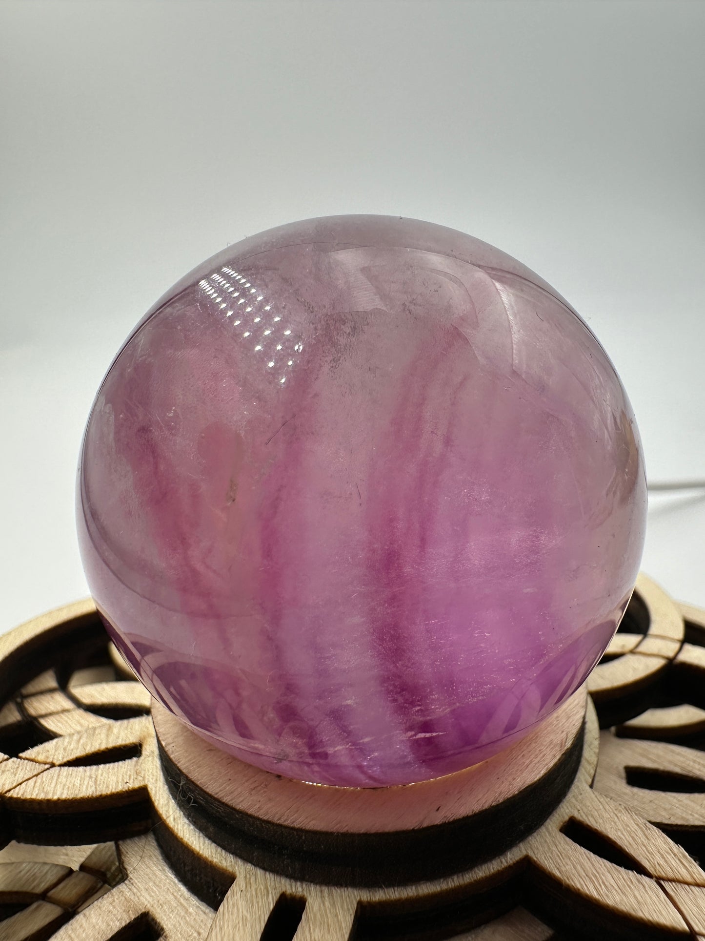Fluorit Kugel L39, 4,7 cm Durchmesser, poliertes kubisches Mineral in Rosa, Pink und Transparent mit natürlicher Transluzenz