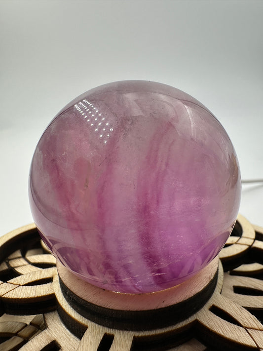 Fluorit Kugel L39, 4,7 cm Durchmesser, poliertes kubisches Mineral in Rosa, Pink und Transparent mit natürlicher Transluzenz