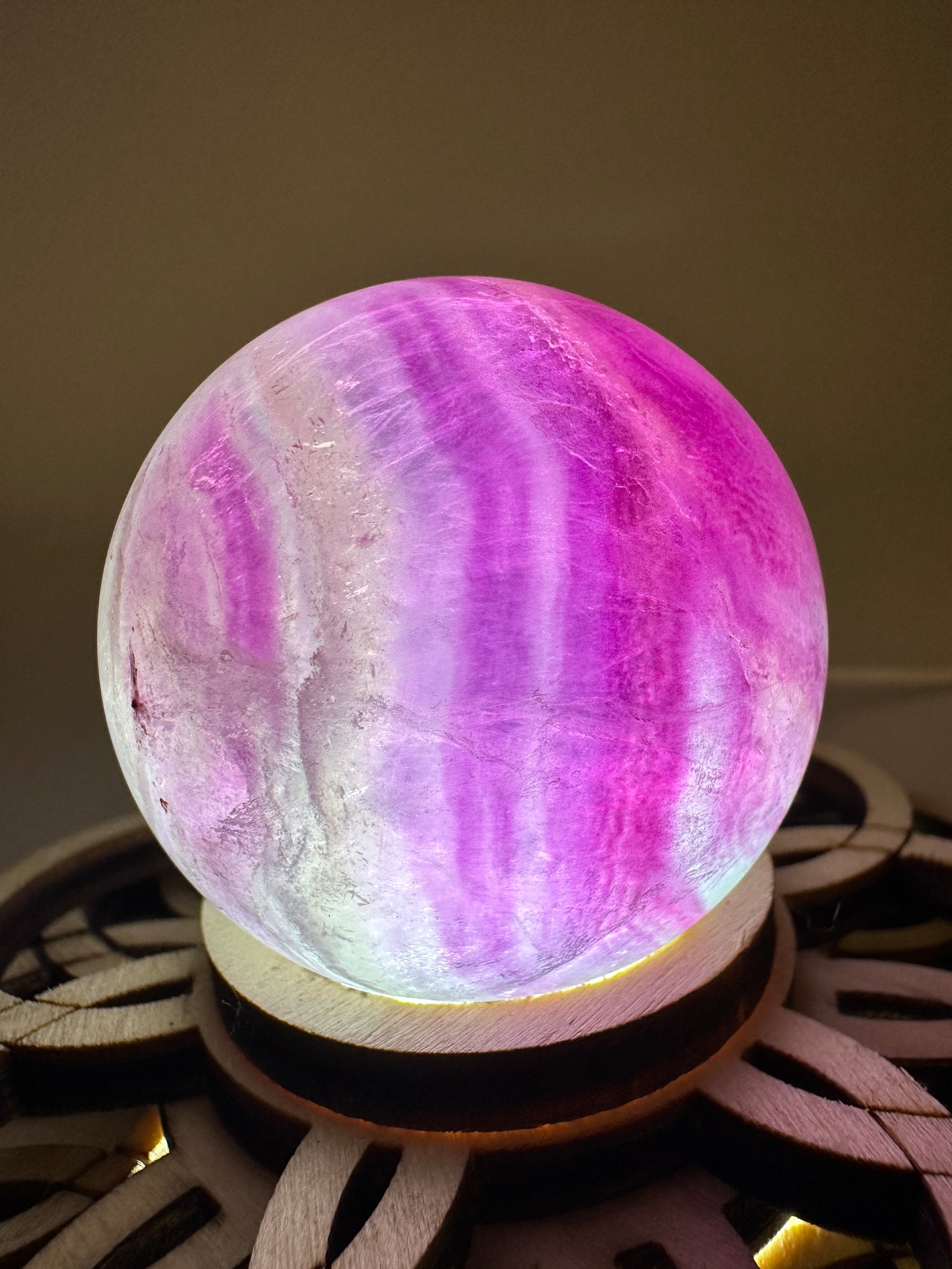 Fluorit Kugel L39, 4,7 cm Durchmesser, poliertes kubisches Mineral in Rosa, Pink und Transparent mit natürlicher Transluzenz
