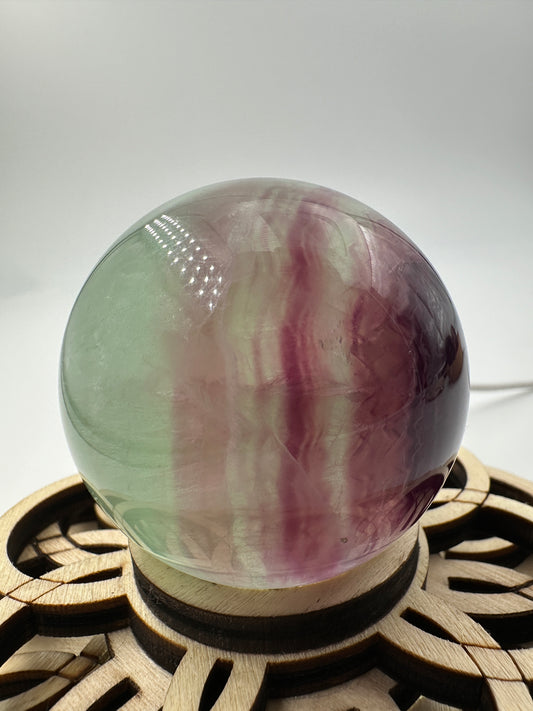 Fluorit Kugel L48, 5 cm Durchmesser, poliertes kubisches Mineral mit charakteristischer mintgrün-rosa Farbzonierung, Sammlerstück