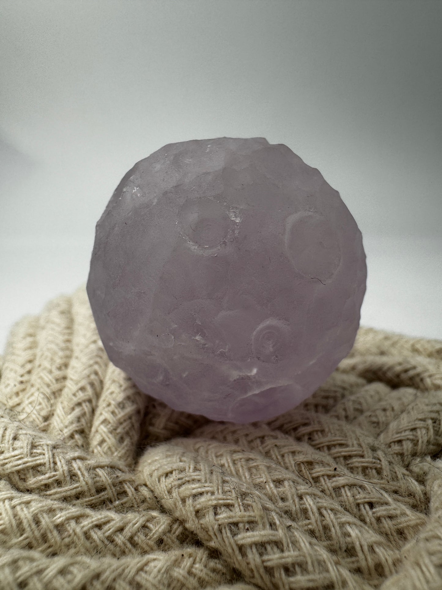 Fluorit Mond FM35 – handgeschnitzter Mond aus Fluorit