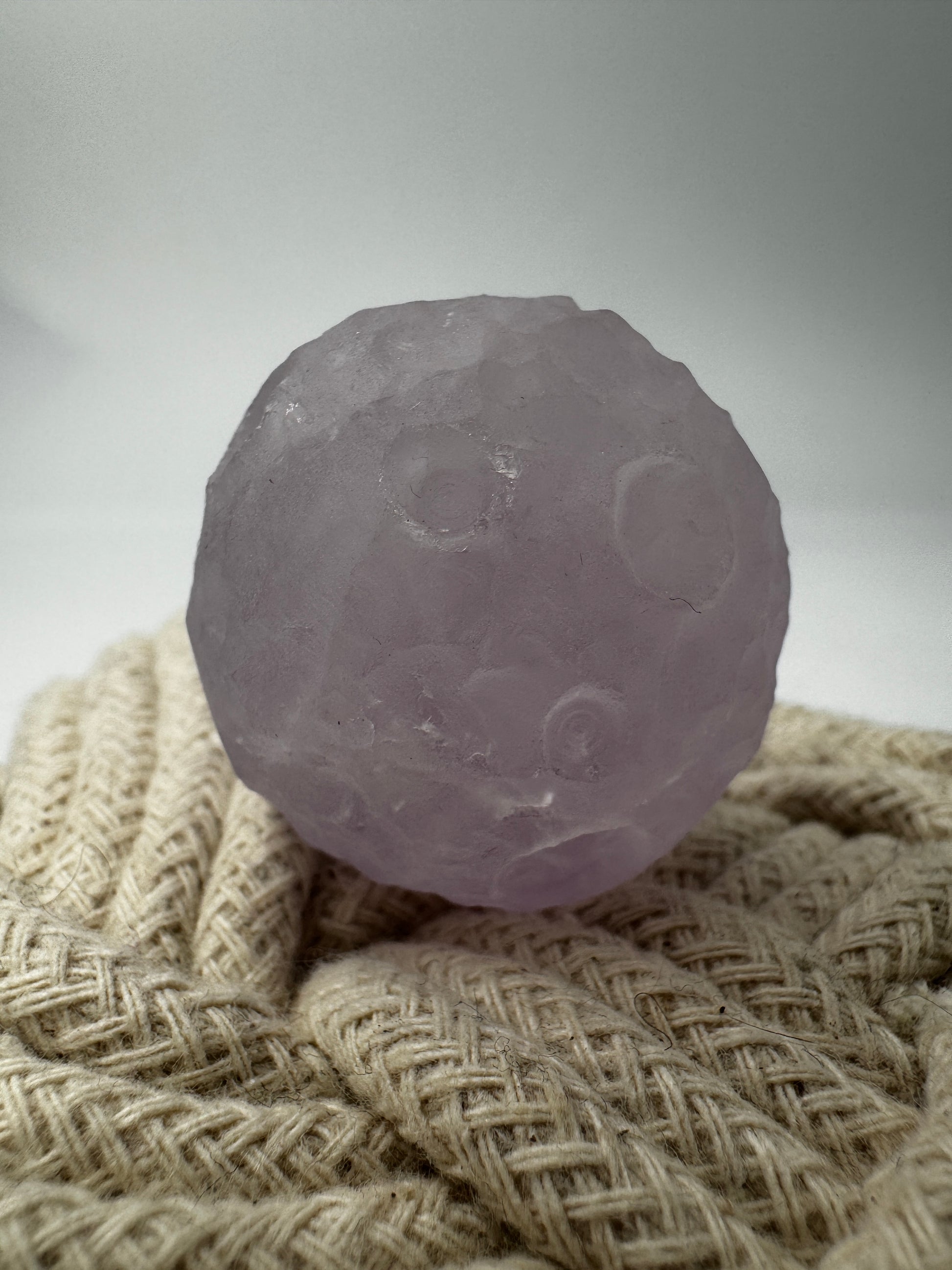 Fluorit Mond FM35 – handgeschnitzter Mond aus Fluorit
