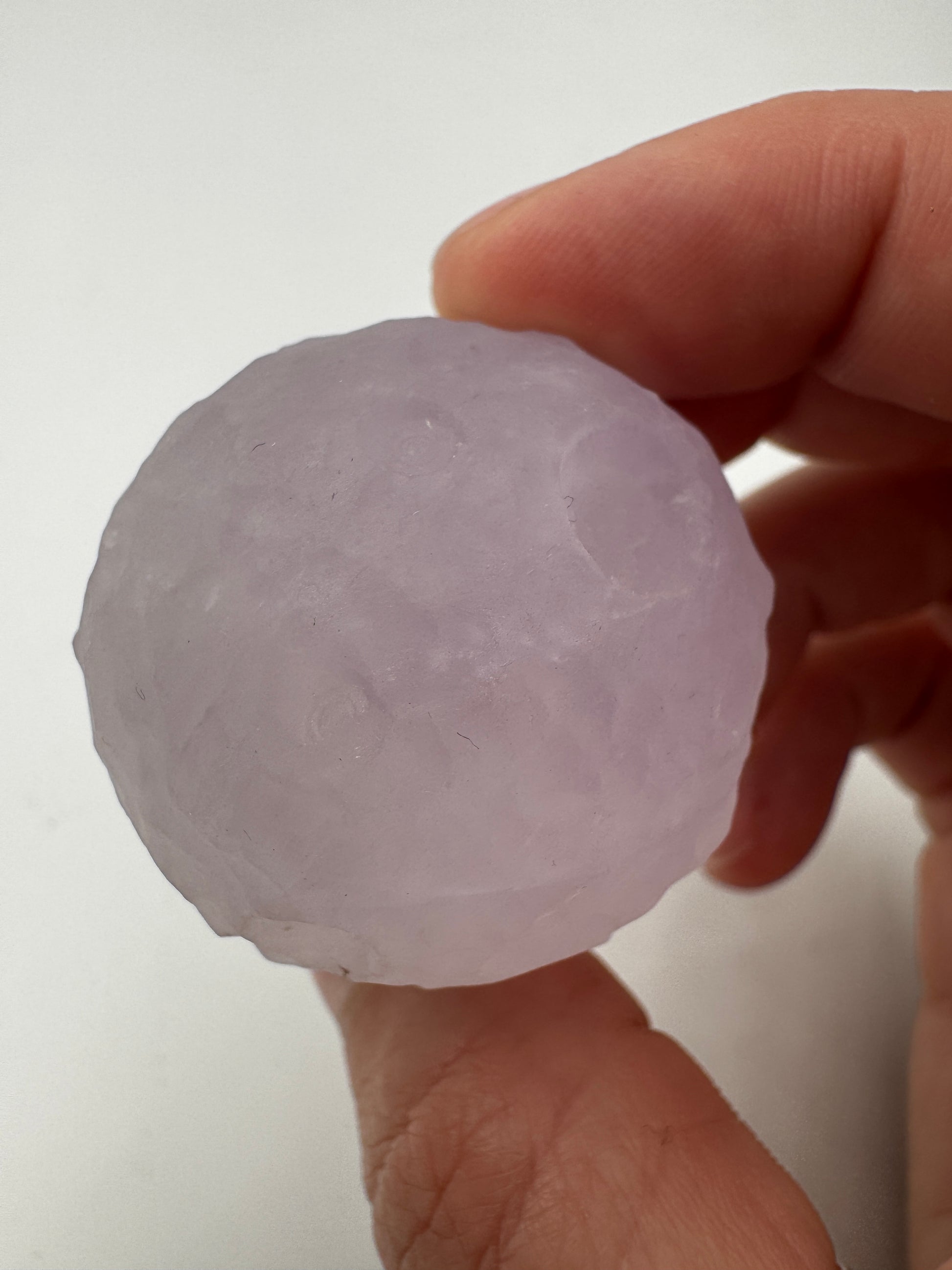 Fluorit Mond FM35 – handgeschnitzter Mond aus Fluorit