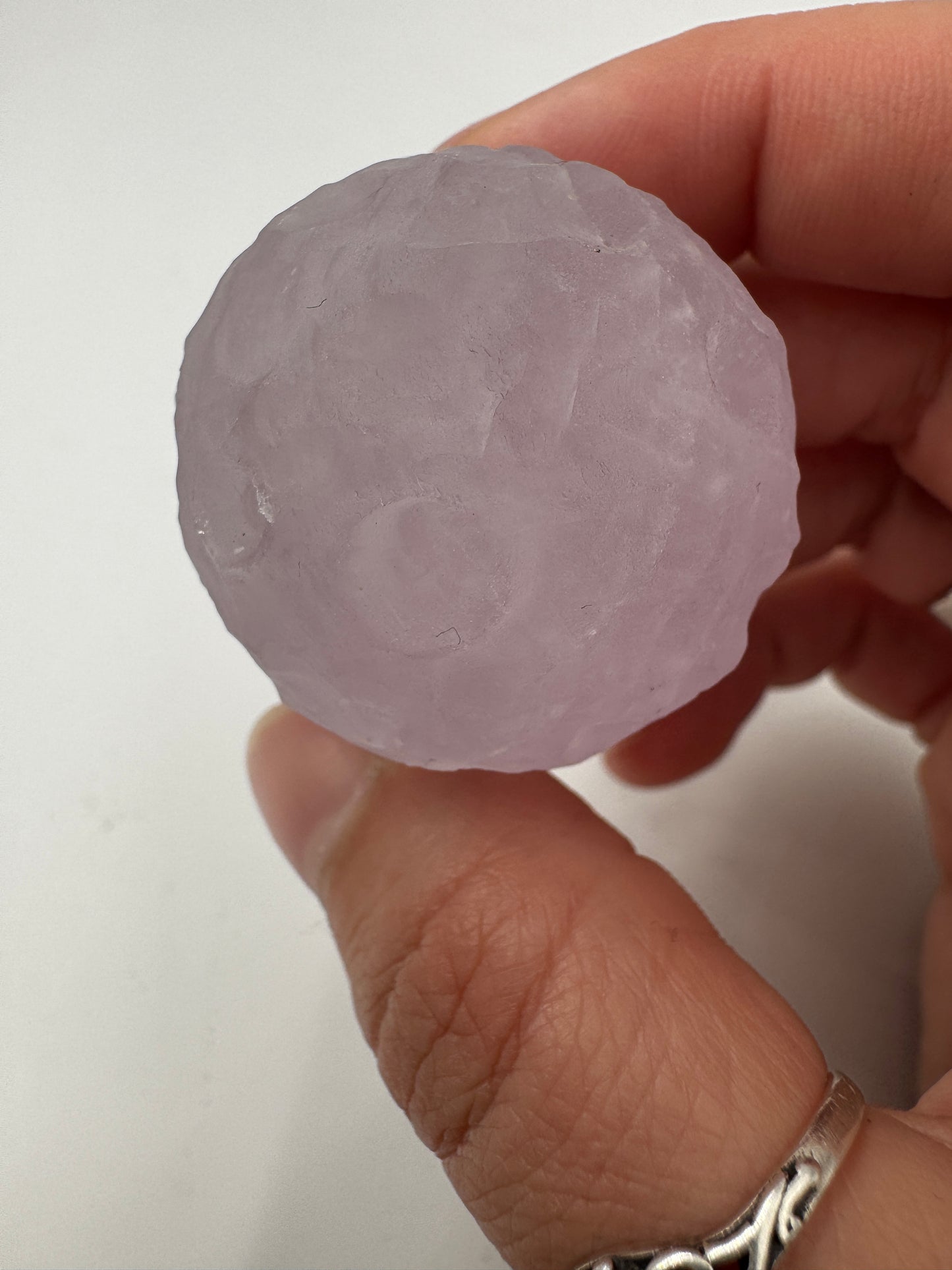 Fluorit Mond FM35 – handgeschnitzter Mond aus Fluorit