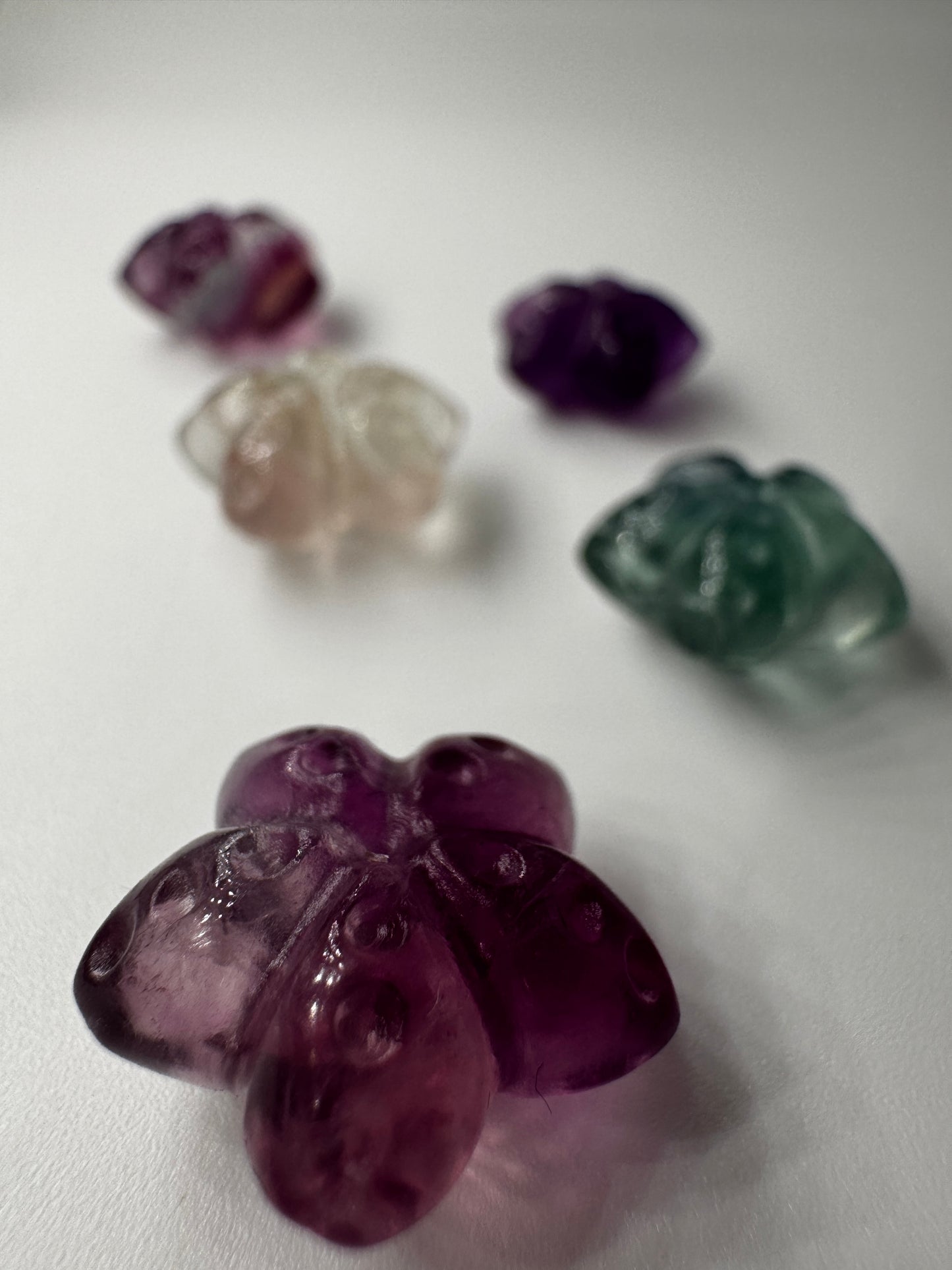 Miniatur-Seestern aus Fluorit FS3 mit glasartigem Glanz, erhältlich in Rosa, Grün, Hellgelb-Rosa, Lila und Rosa-Hellblau.