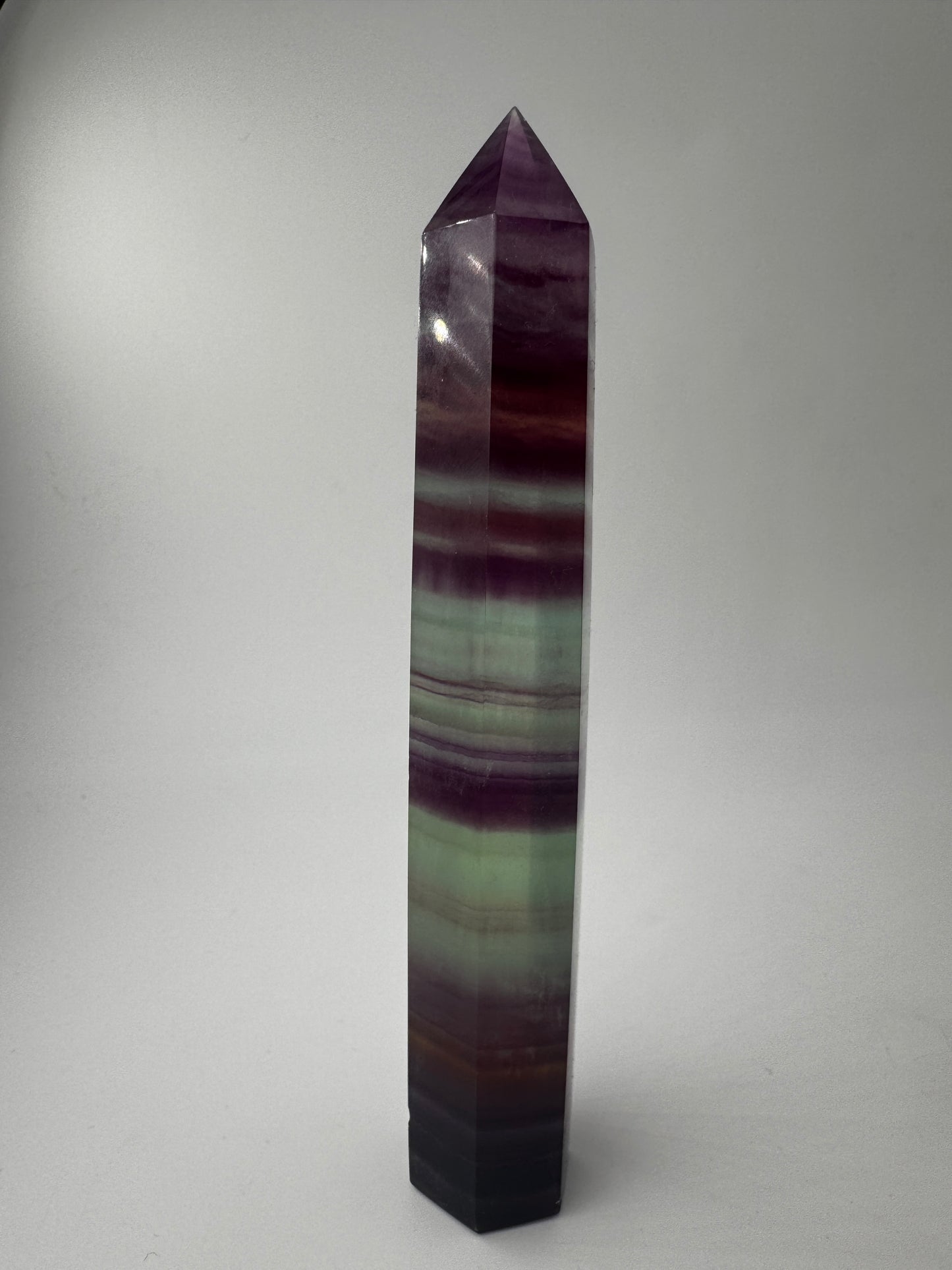 Geschliffene Fluorit-Spitze in Turmform mit natürlichem Farbspiel, Höhe 14 cm.