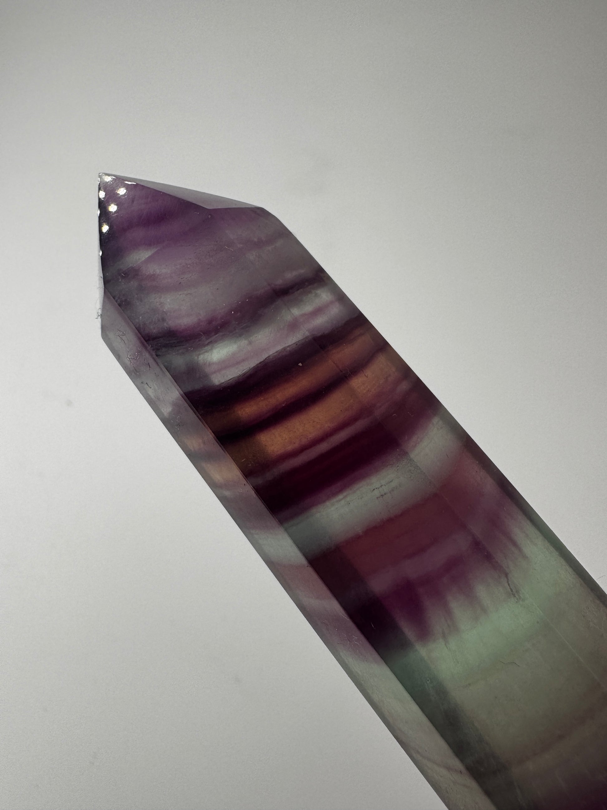 Geschliffene Fluorit-Spitze in Turmform mit natürlichem Farbspiel, Höhe 14 cm.