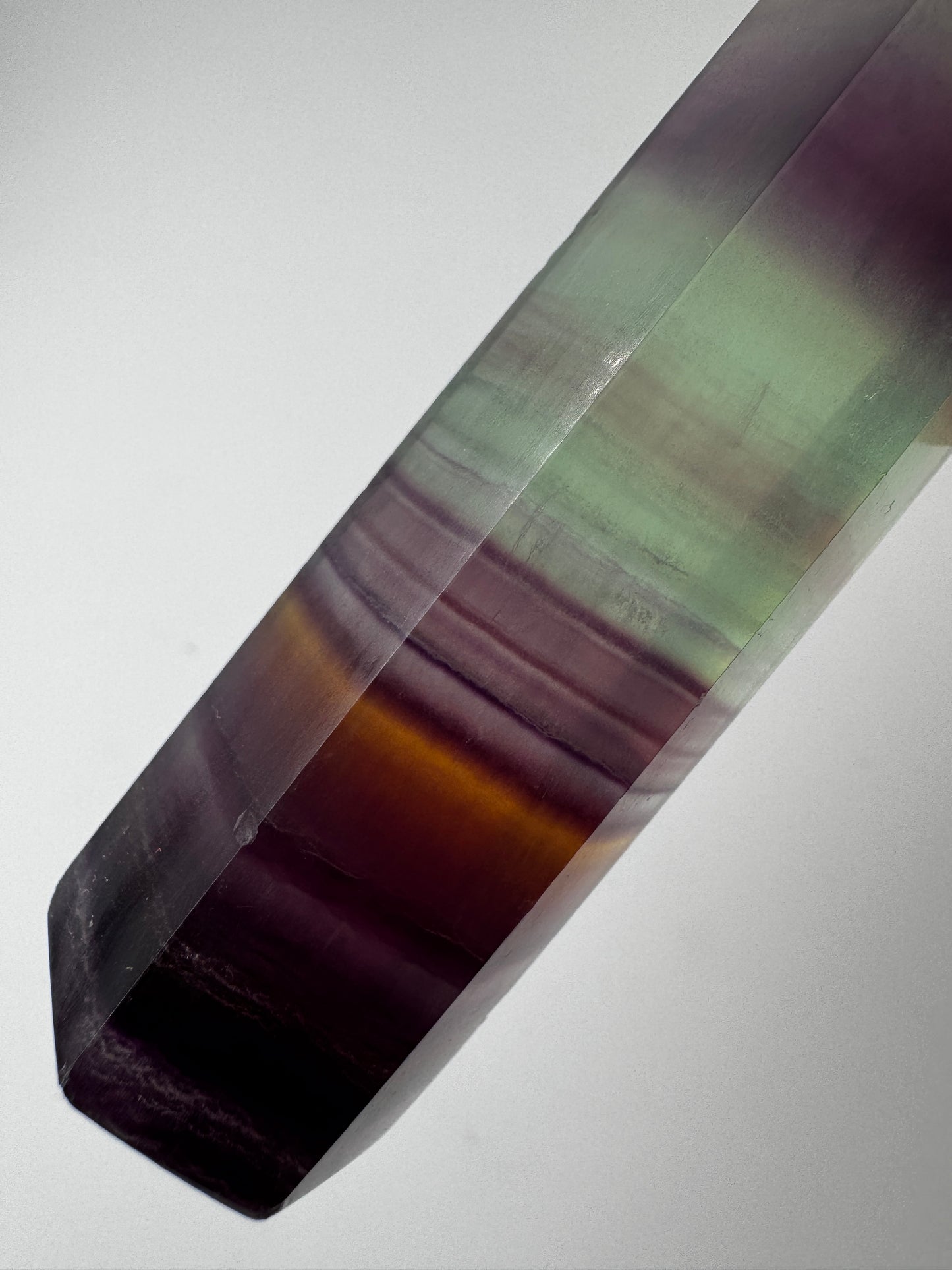 Geschliffene Fluorit-Spitze in Turmform mit natürlichem Farbspiel, Höhe 14 cm.