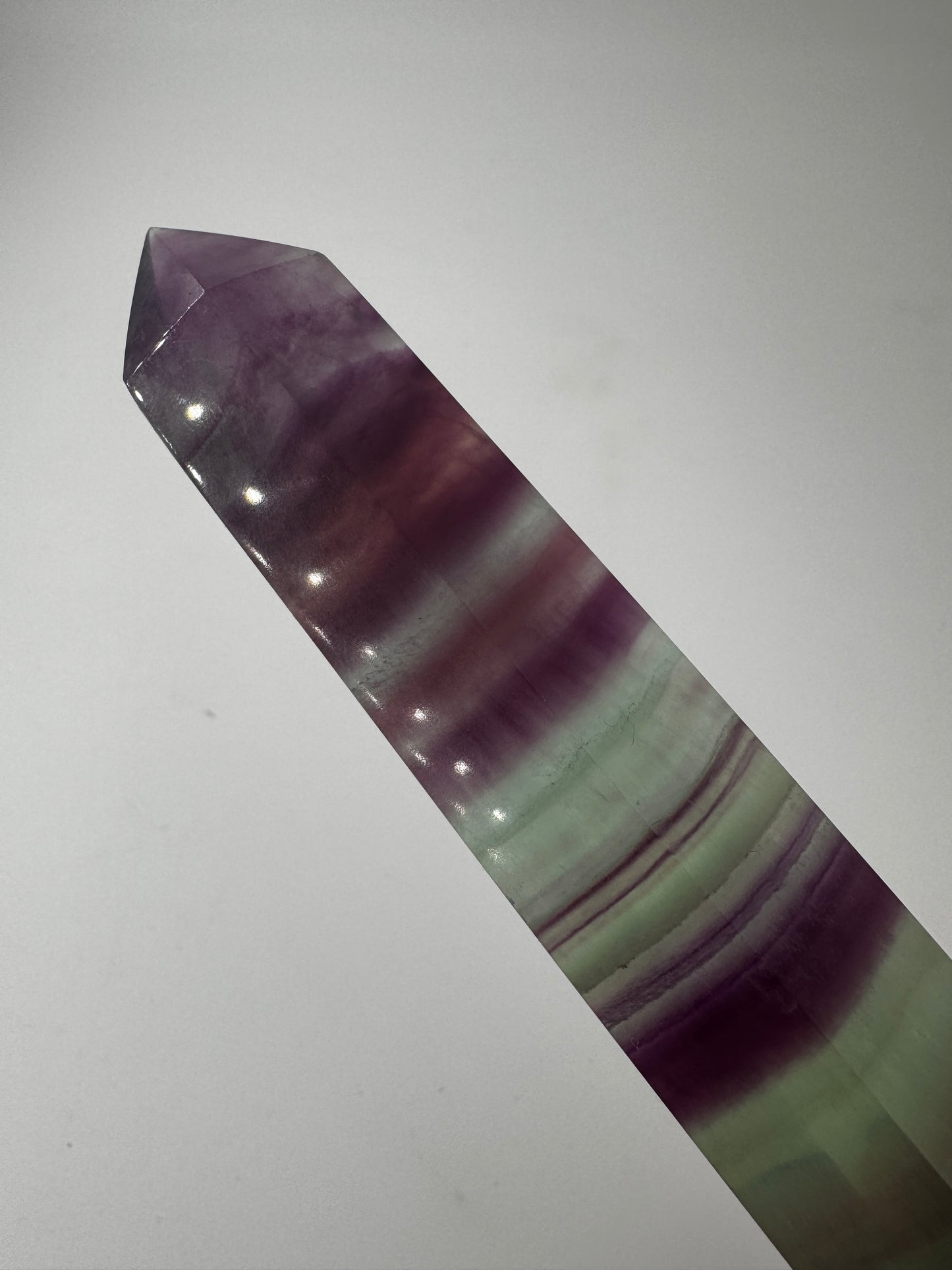 Geschliffene Fluorit-Spitze in Turmform mit natürlichem Farbspiel, Höhe 14 cm.
