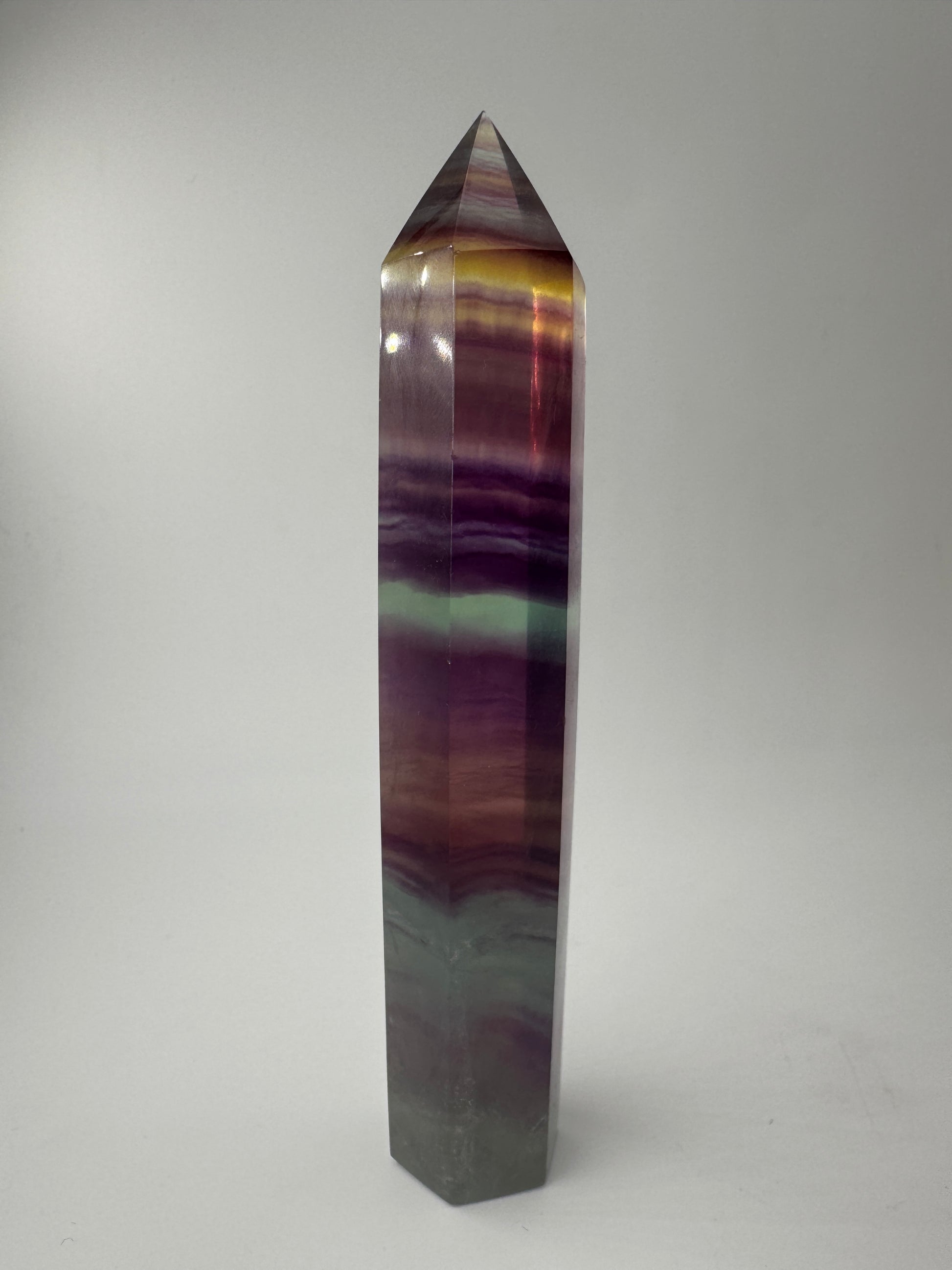 Geschliffene Fluorit-Spitze in Turmform mit natürlichem Farbspiel, Höhe 14,5 cm.