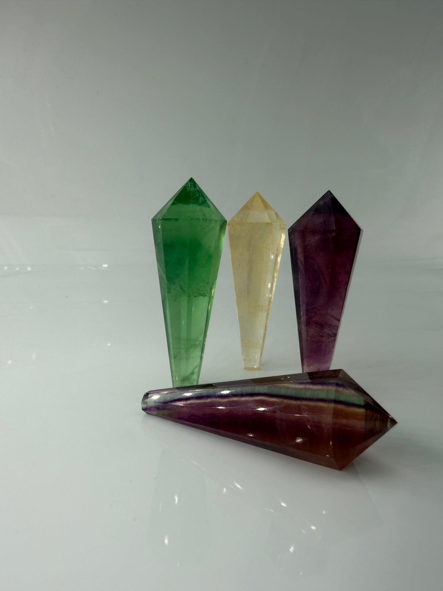 Natürliches Fluorit-Zepter mit charakteristischem Kristallkopf, deutlicher Zonierung und gläsernem Glanz.