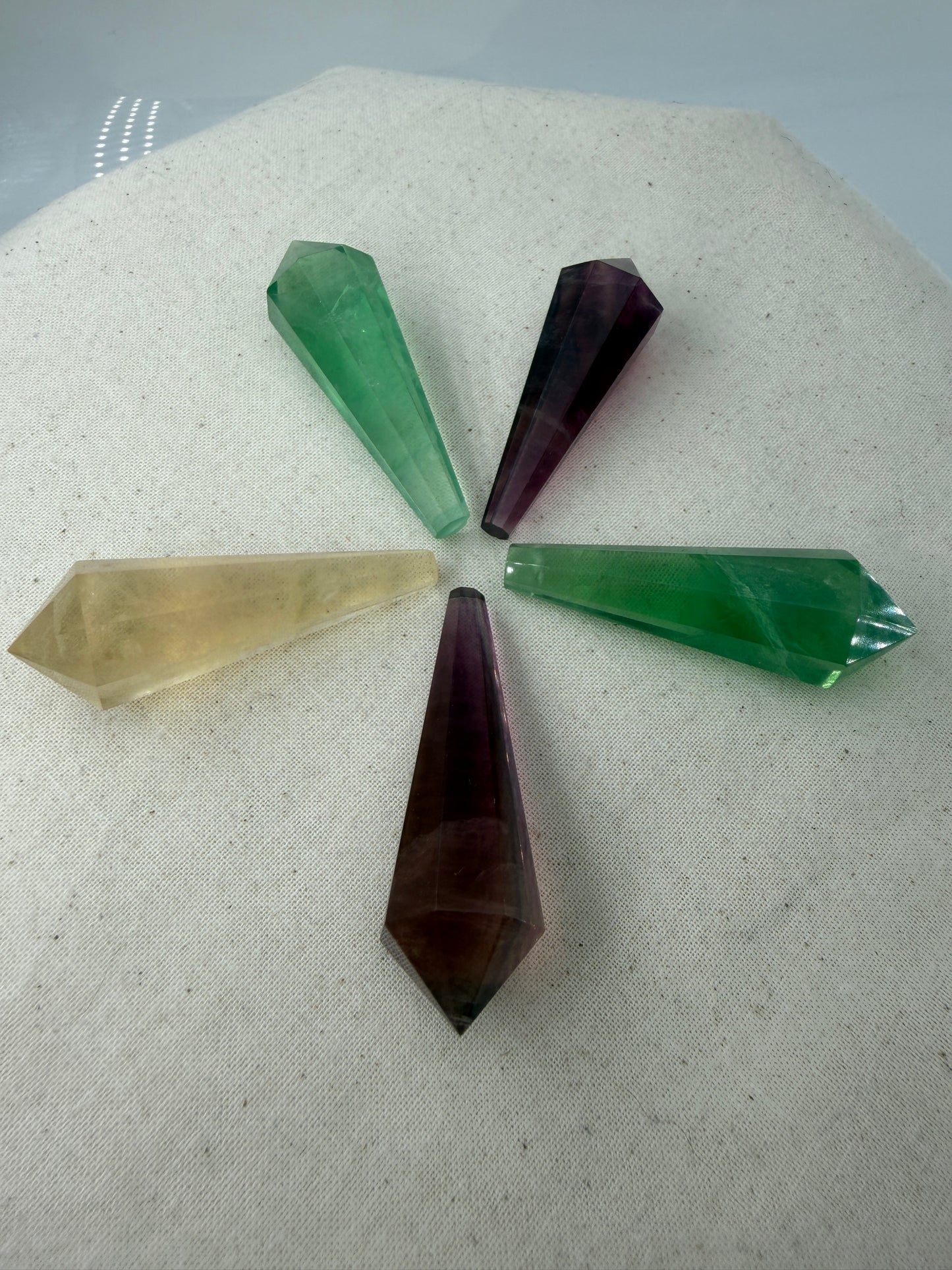 Natürliches Fluorit-Zepter mit charakteristischem Kristallkopf, deutlicher Zonierung und gläsernem Glanz.