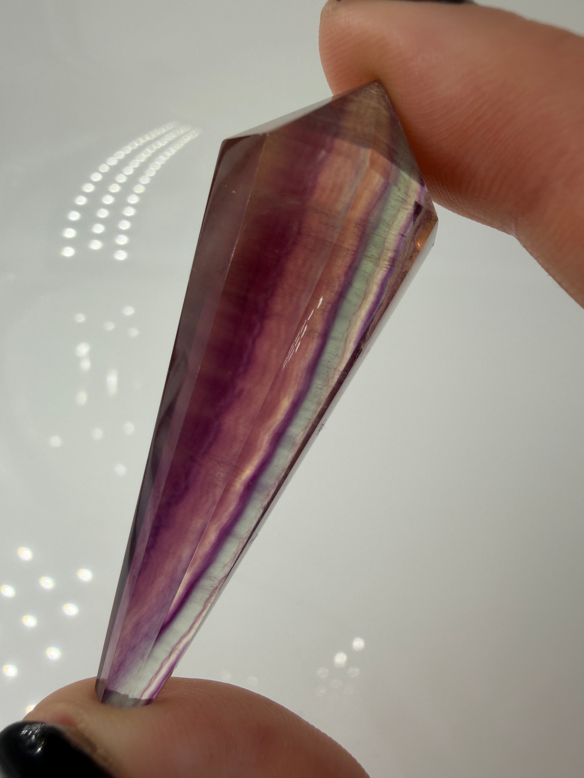 Natürliches Fluorit-Zepter mit charakteristischem Kristallkopf, deutlicher Zonierung und gläsernem Glanz.