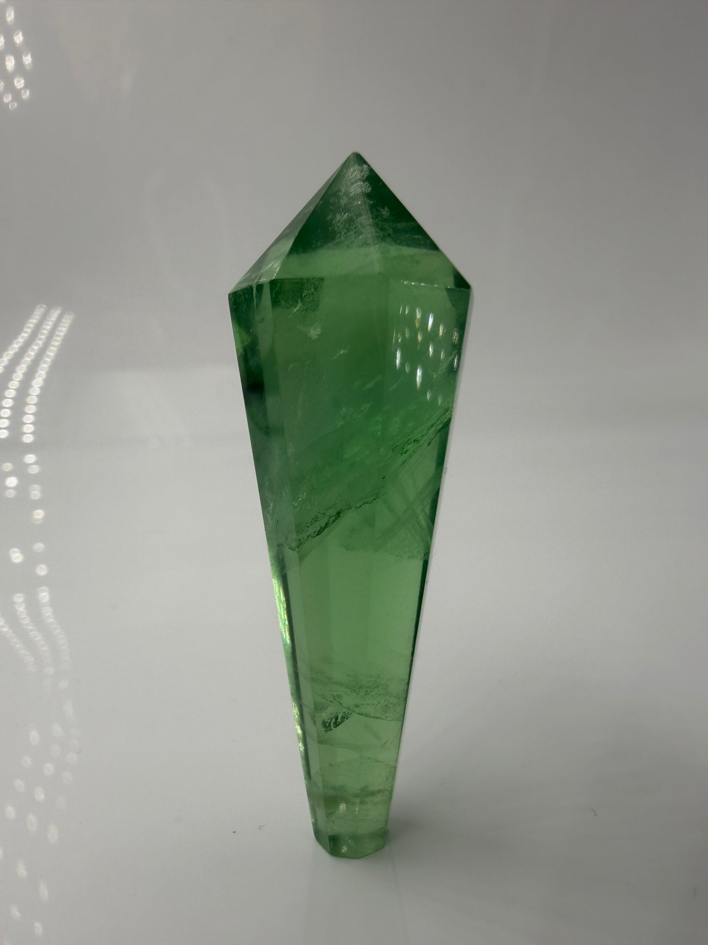 Natürliches Fluorit-Zepter mit charakteristischem Kristallkopf, deutlicher Zonierung und gläsernem Glanz.