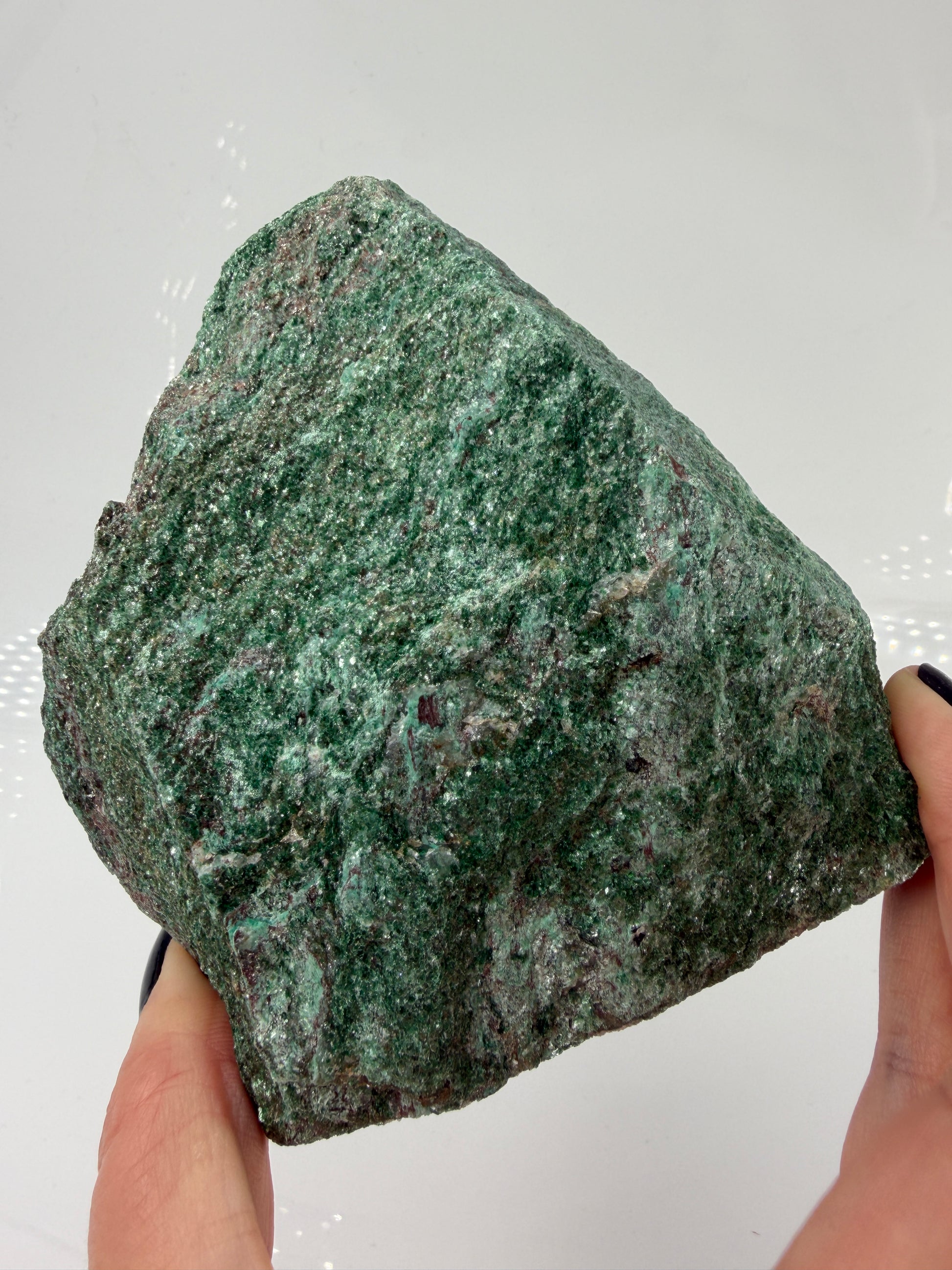 Smaragdgrüner Fuchsit-Rohstein aus Brasilien mit intensiv glitzernder, blättriger Glimmeroberfläche.