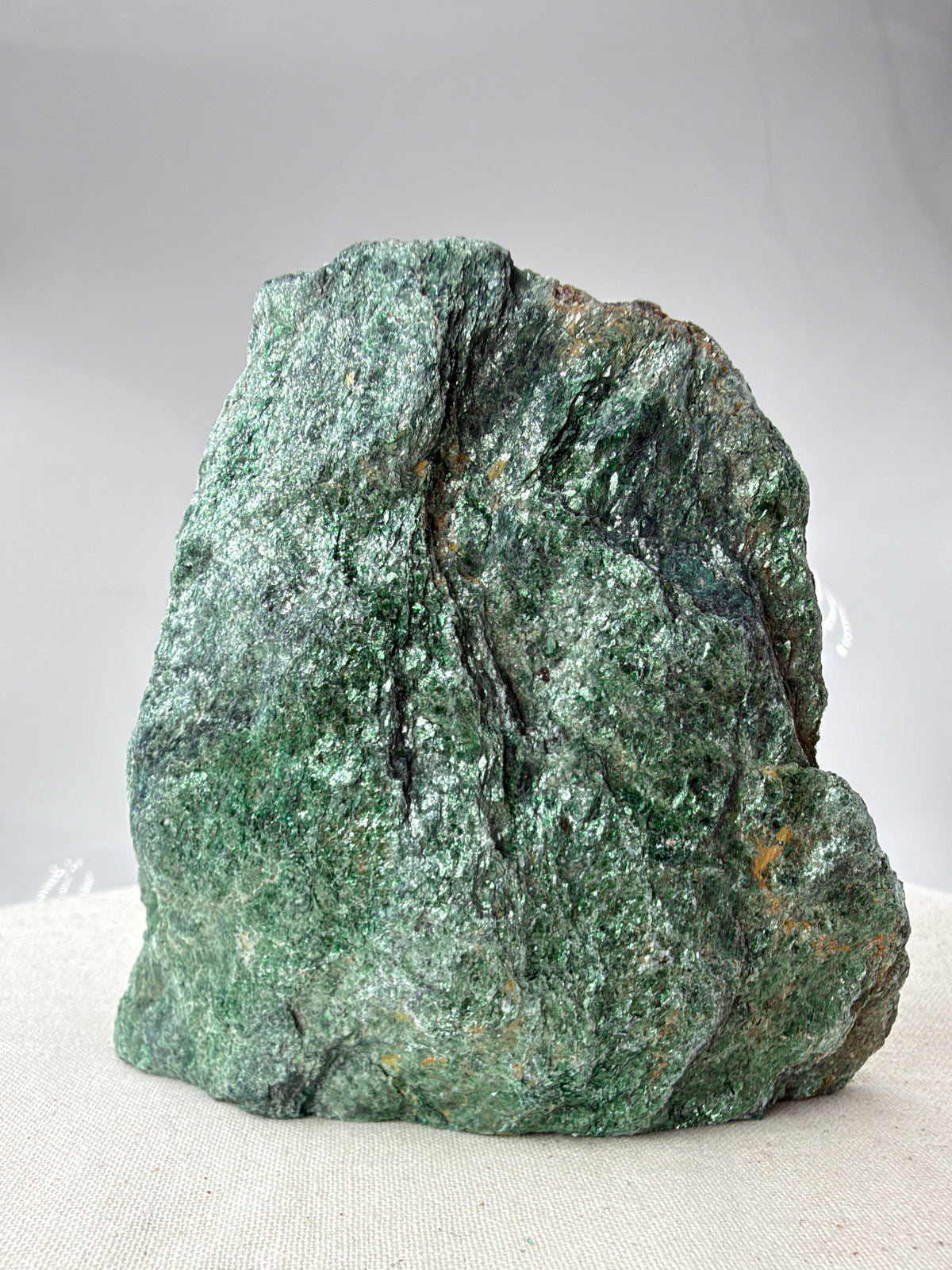 Grüner Fuchsit-Rohstein FU11 mit silbrig schimmernder, blättriger Oberfläche
