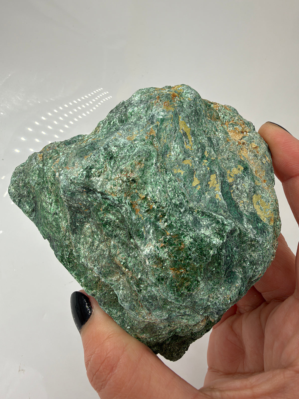 Grüner Fuchsit-Rohstein FU11 mit silbrig schimmernder, blättriger Oberfläche