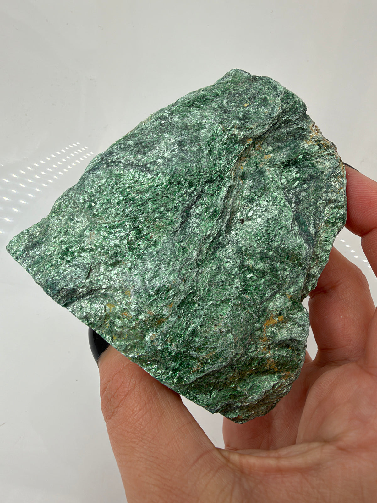 Grüner Fuchsit-Rohstein FU11 mit silbrig schimmernder, blättriger Oberfläche