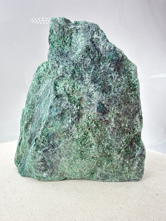Grüner Fuchsit-Rohstein FU16 mit breiten, silbrig schimmernden Glimmerflächen und unregelmäßiger Kontur