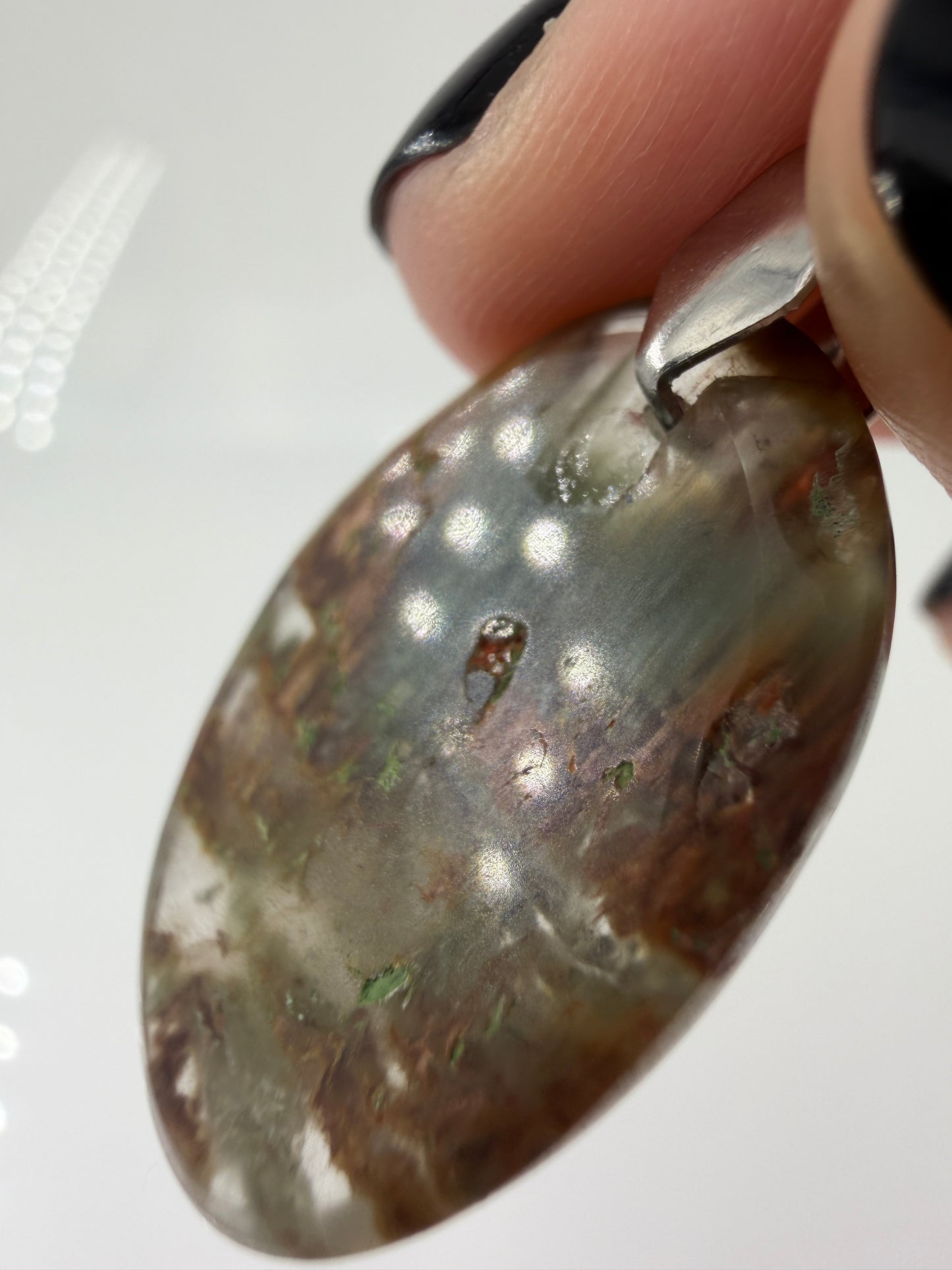 Gartenquarz Cabochon-Anhänger GB10 mit Edelstahl-Clip – natürliche Mineraleinschlüsse, ca. 2,6 × 1,7 cm, Rückseite mit kleinen Kerben
