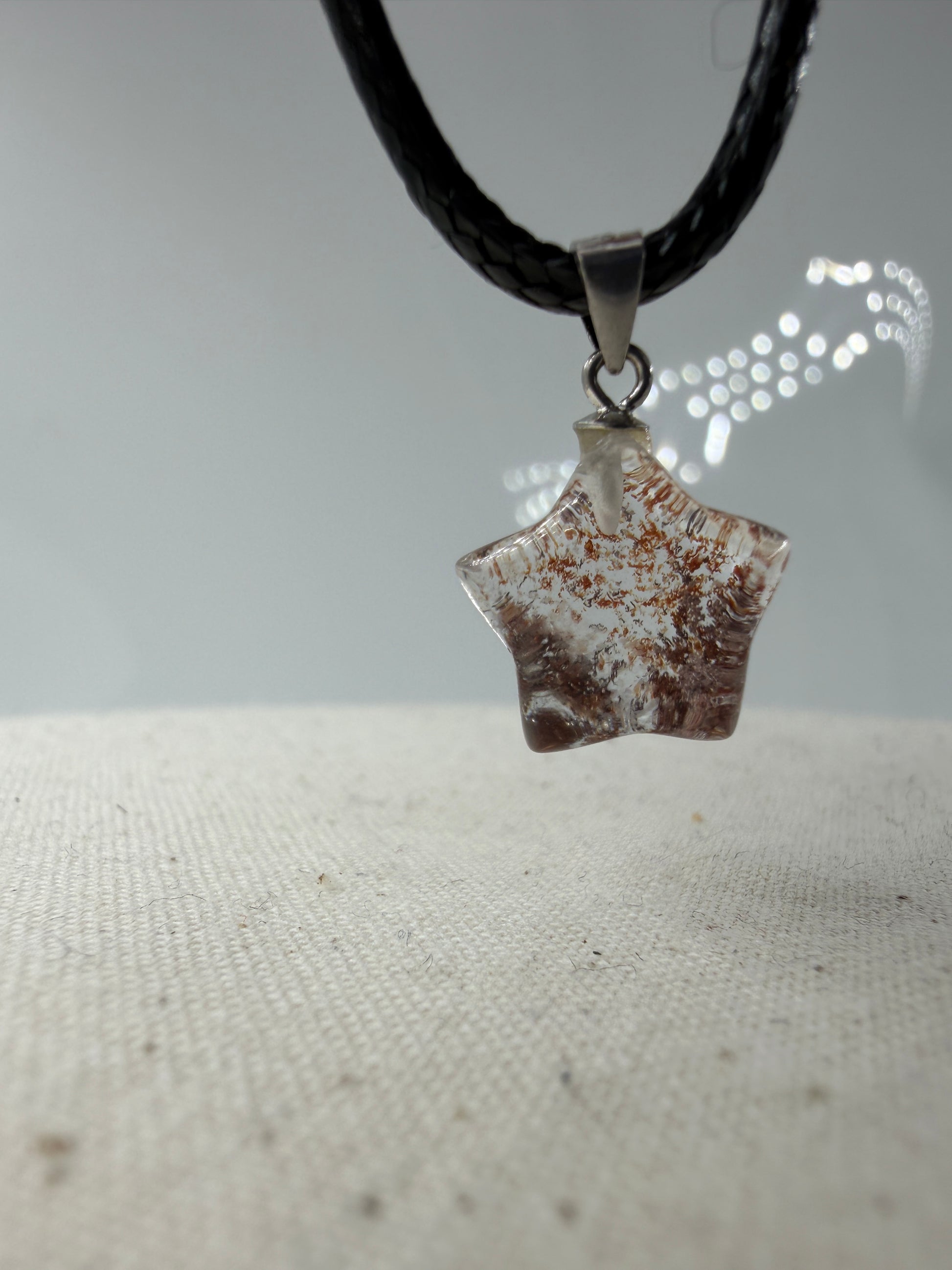 Gartenquarz in Sternform mit 925er Silberöse, ca. 1,3 × 1,4 cm