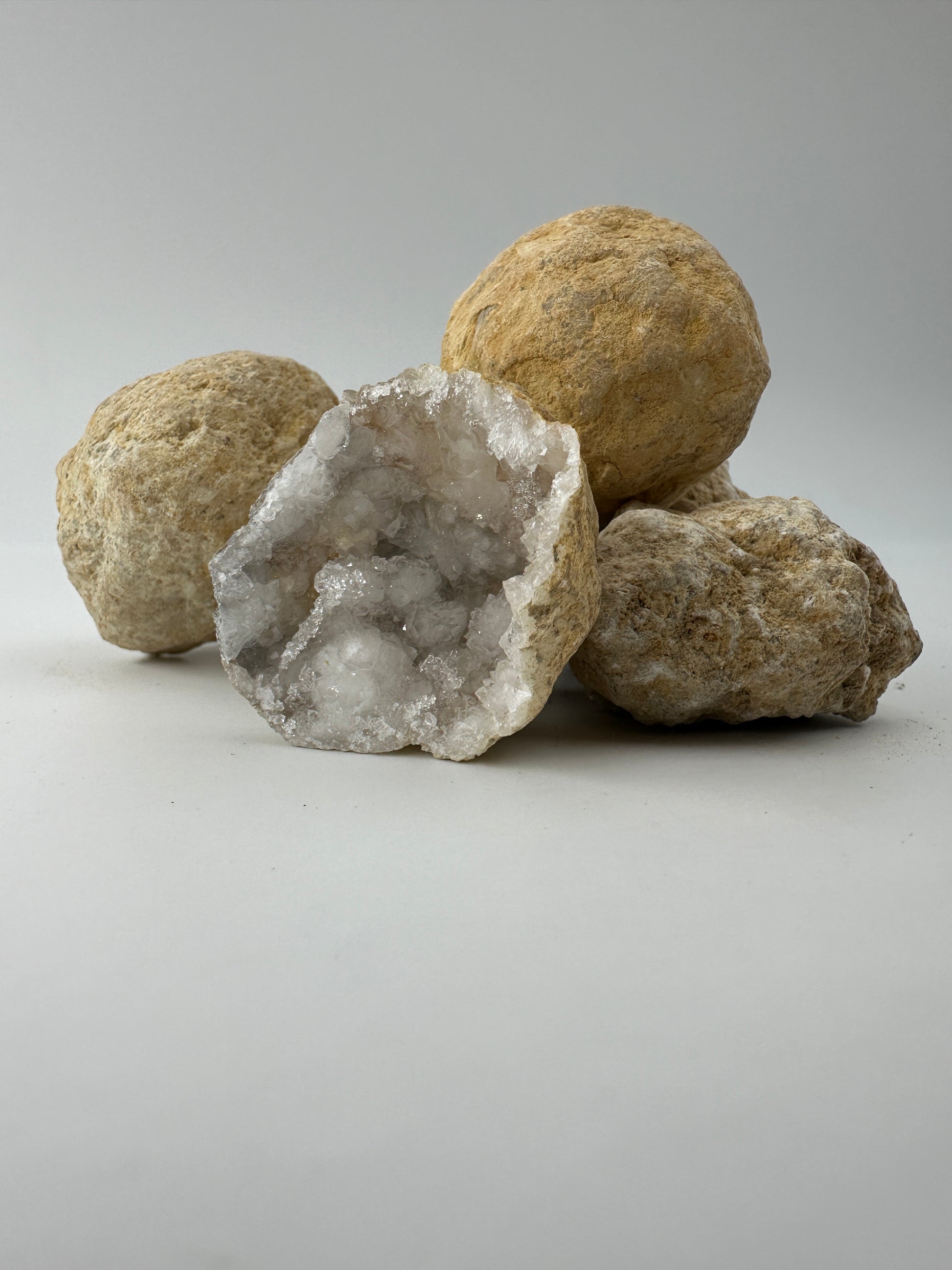 Geschlossene und geöffnete Geode mit Kristallen im Inneren – natürliche Quarz- oder Calcit-Kristallisation