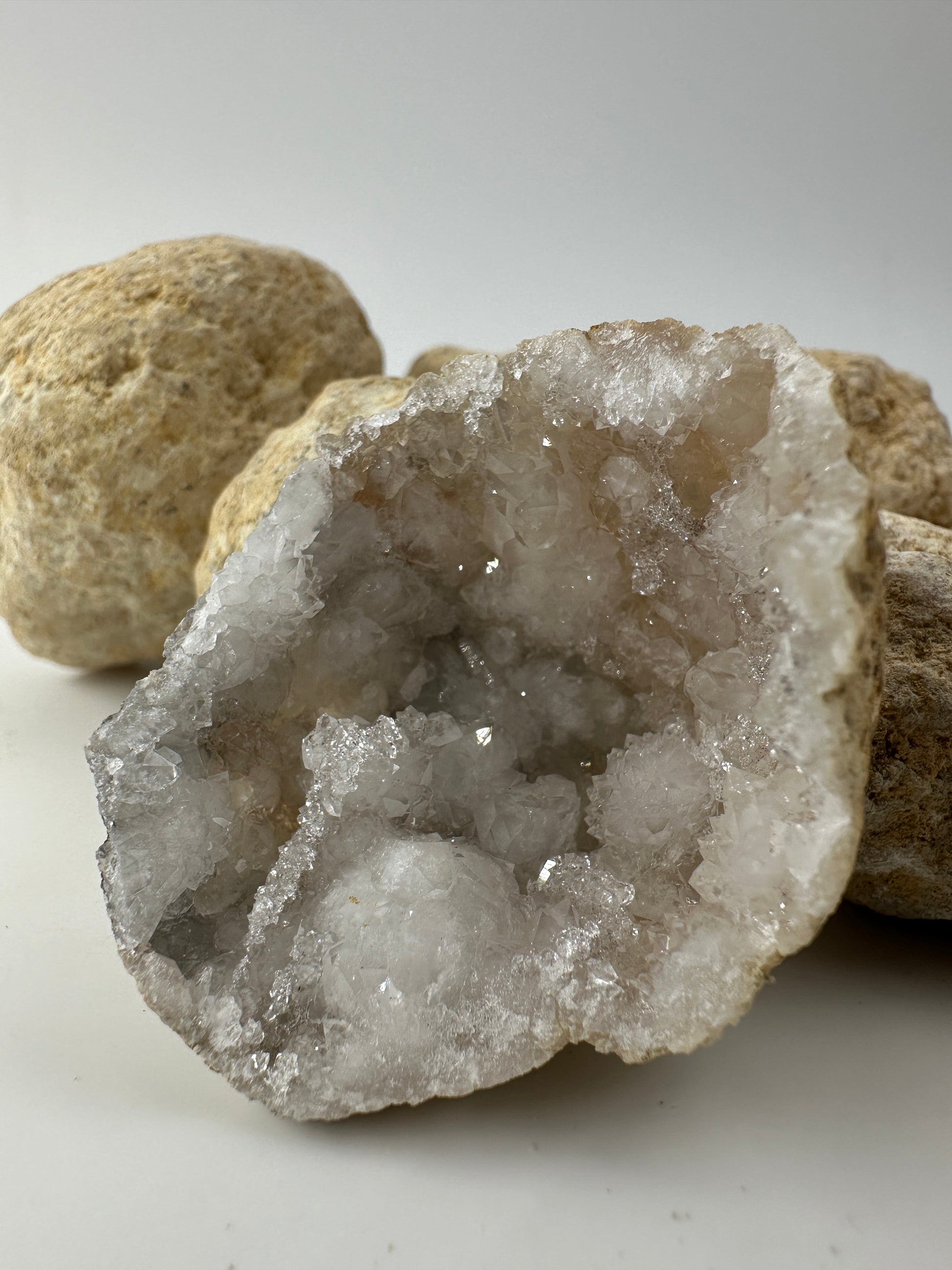 Geöffnete Geode mit Kristallen im Inneren – natürliche Quarz- oder Calcit-Kristallisation.