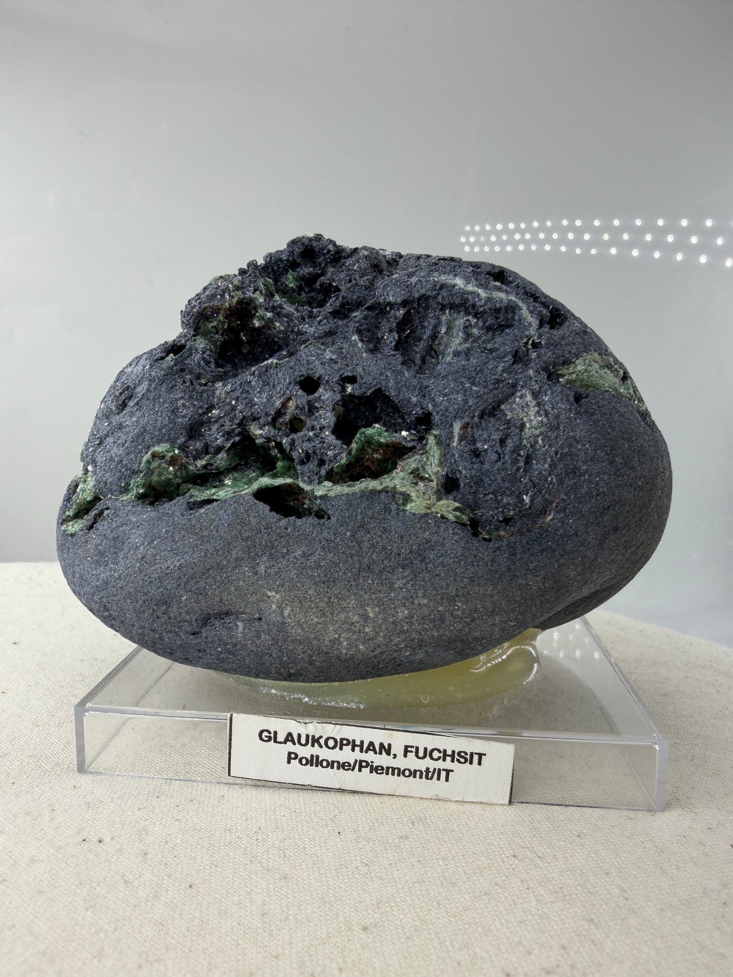 Mineral-Cluster aus blauem Glaukophan und grünem Fuchsit, Fundort Pollone, Piemont, Italien.